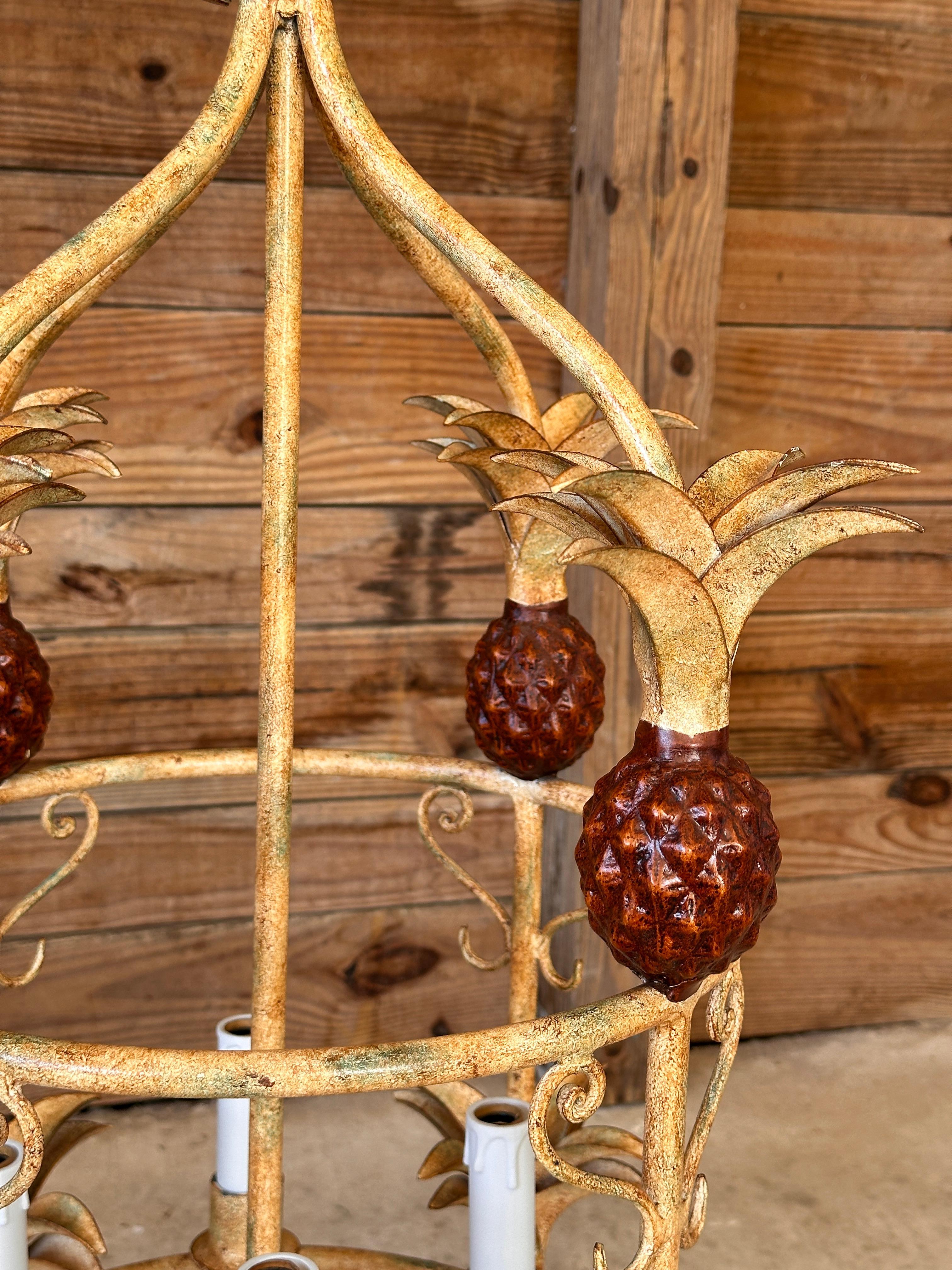 Lampadario a ananas in metallo patinato Coastal Regency vintage in vendita 3