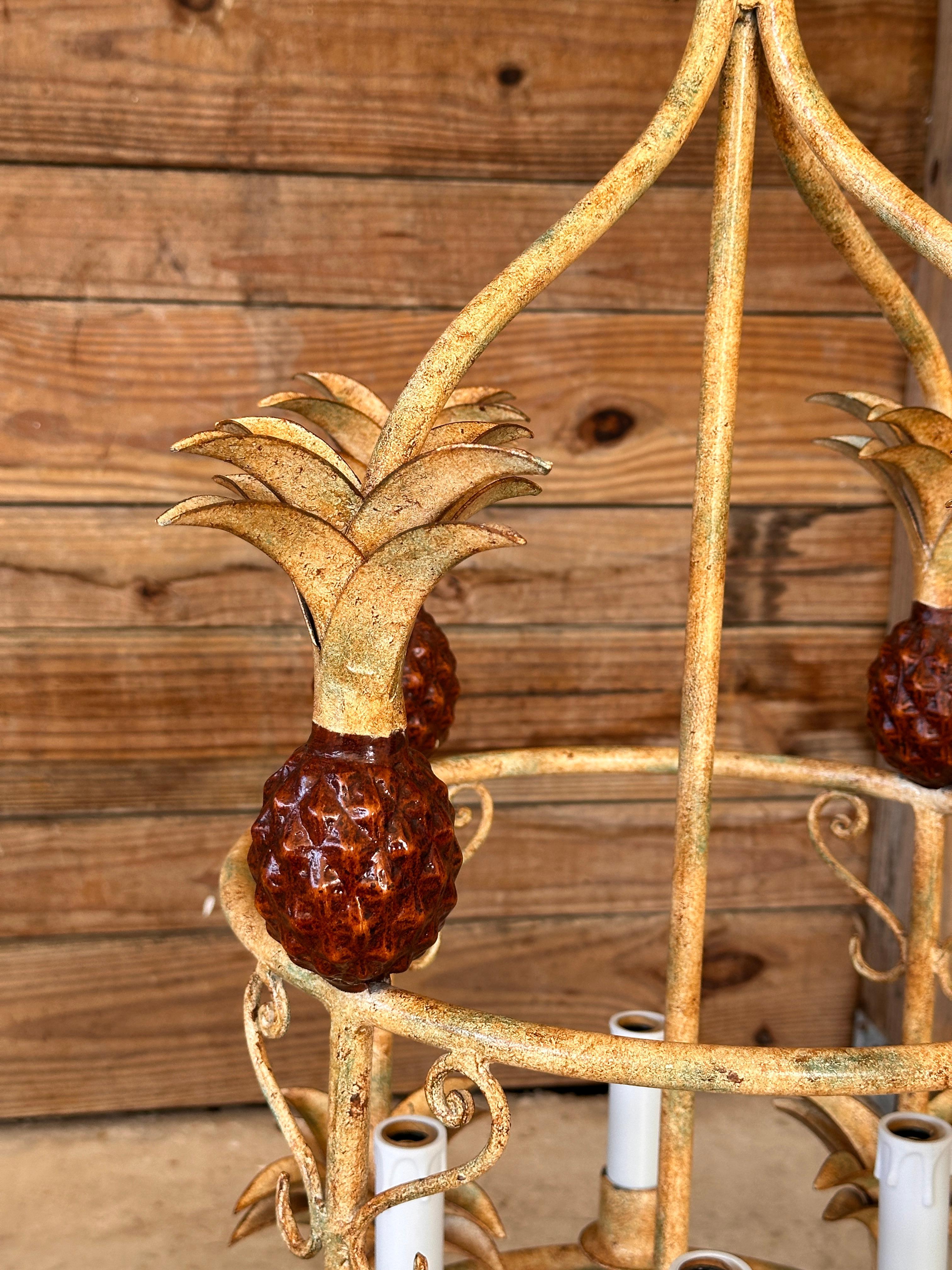 Lampadario a ananas in metallo patinato Coastal Regency vintage in vendita 4