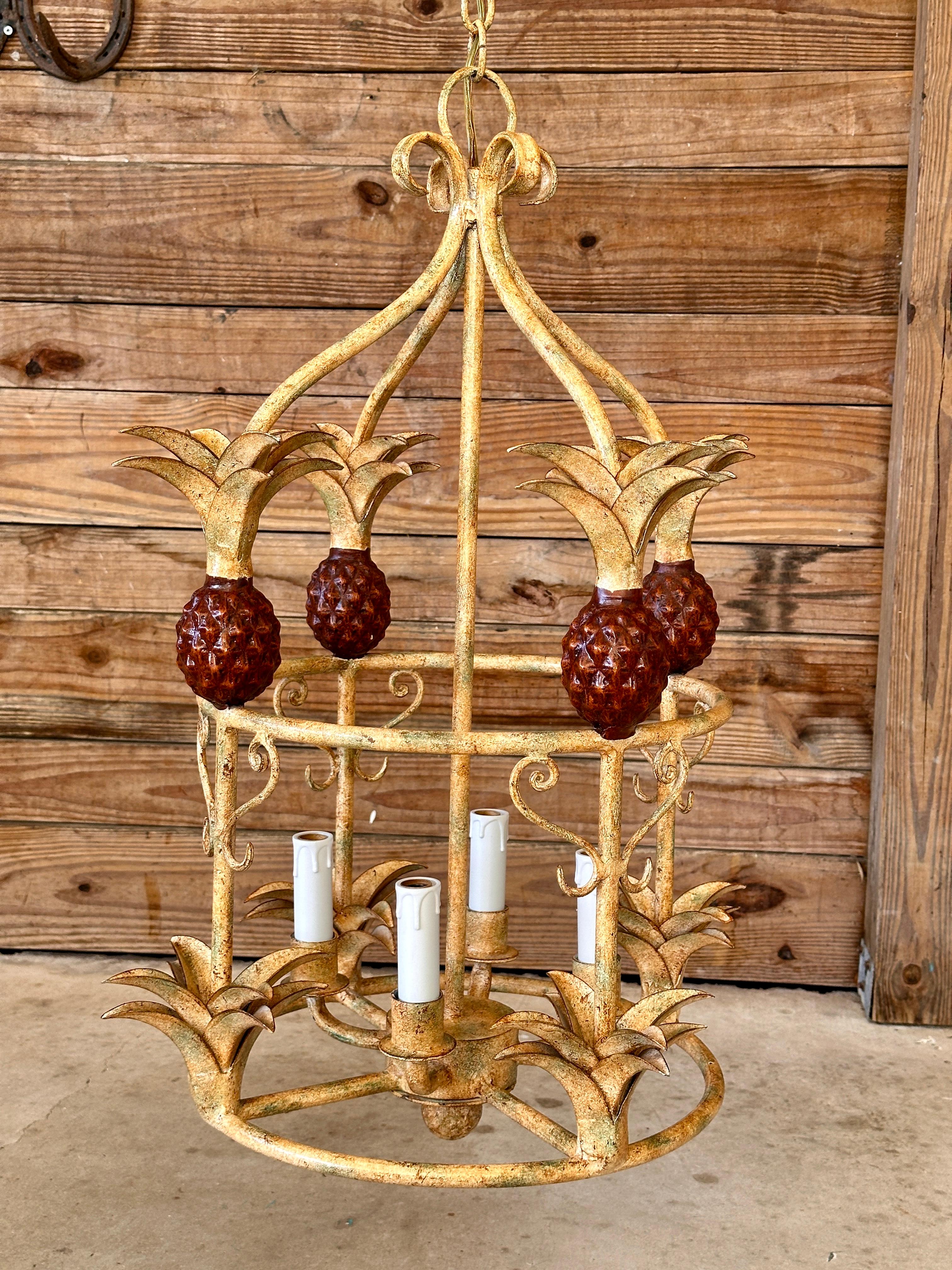 Lampadario a ananas in metallo patinato Coastal Regency vintage in vendita 5
