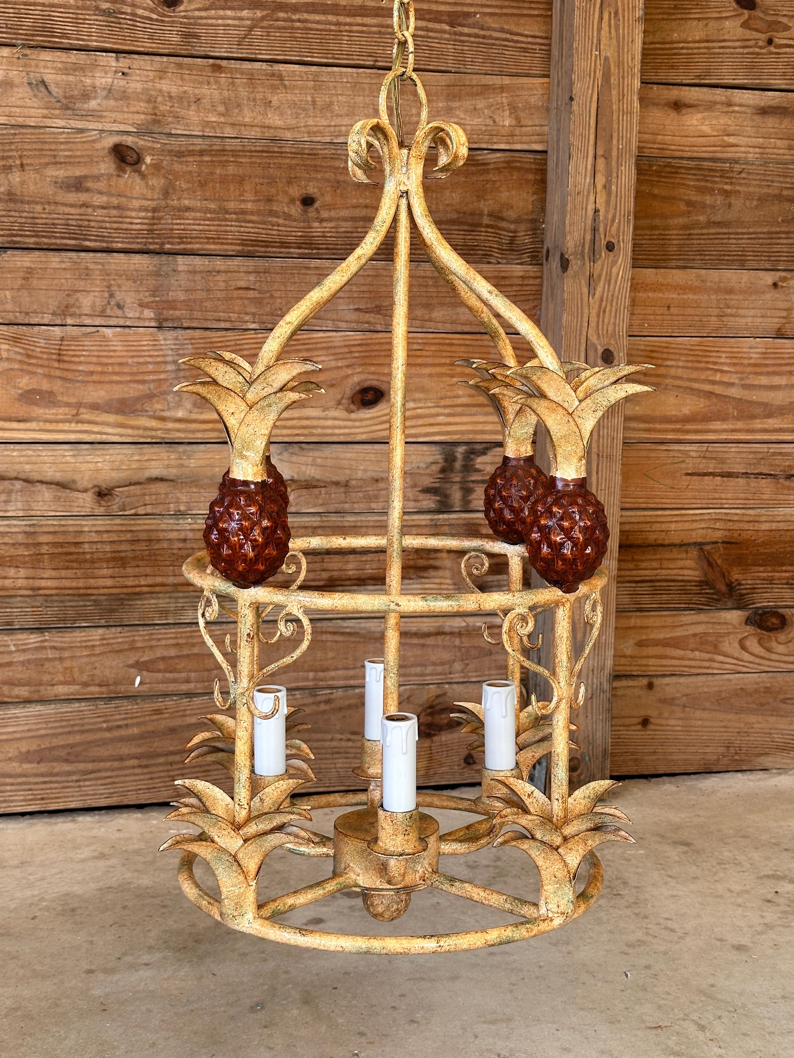 Lampadario a ananas in metallo patinato Coastal Regency vintage in vendita 6