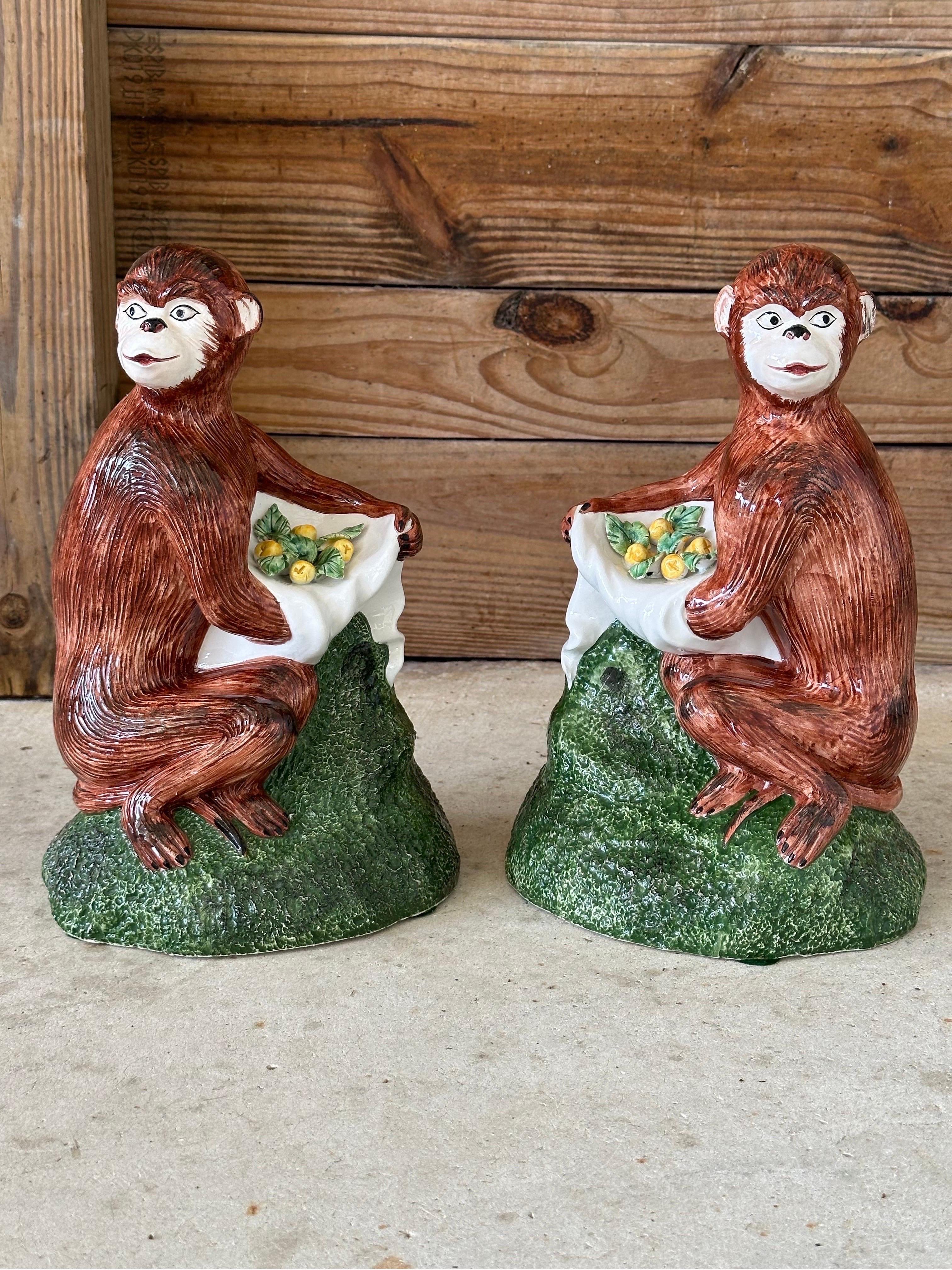 Pareja de monos italianos figurativos de porcelana esmaltada Vintage Coastal Regency en venta 1