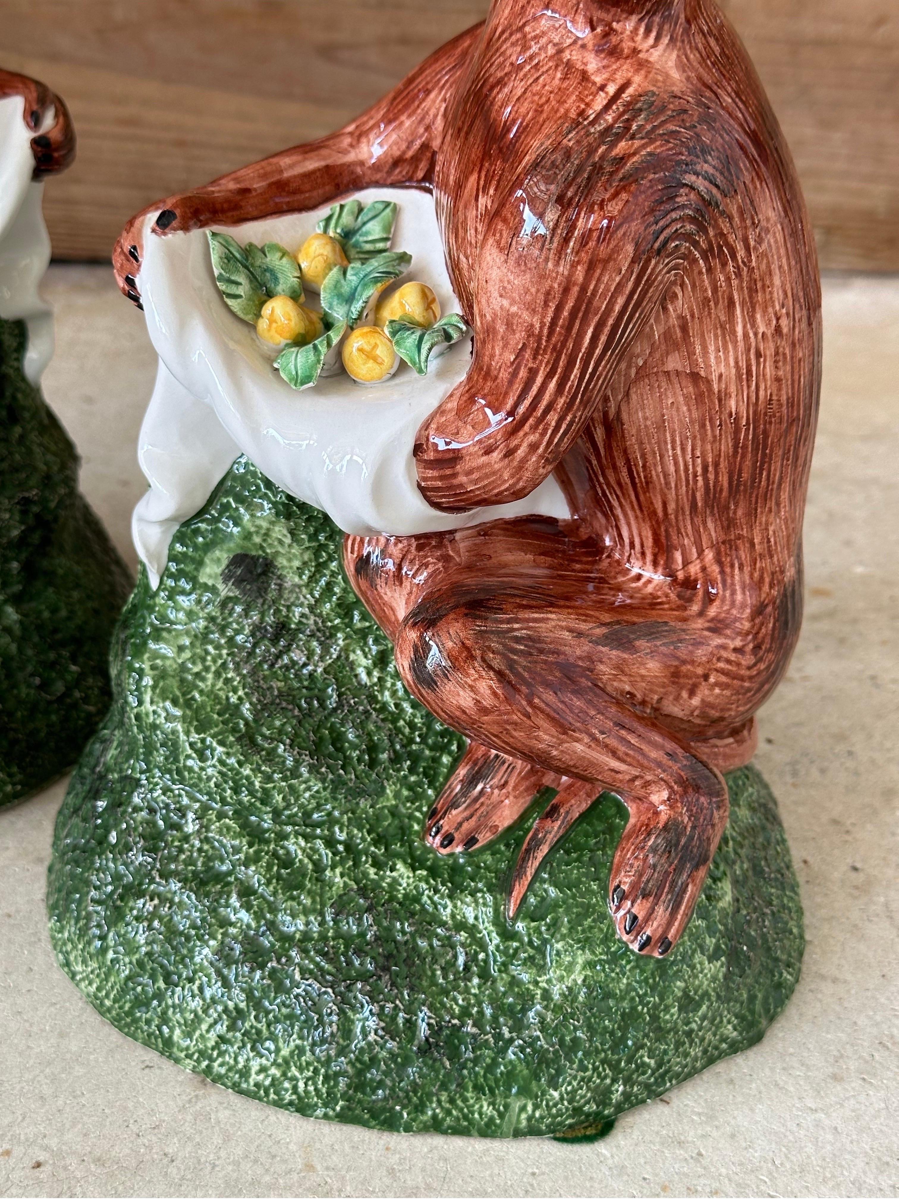 Preciosa pareja de monos de porcelana esmaltada y pintada a mano sobre un escultural tronco de árbol, hechos en Italia, ideales para un estilo Regencia Costero.
Ambos en excelente estado vintage

Por favor, amplía todas las fotos y contacta a través