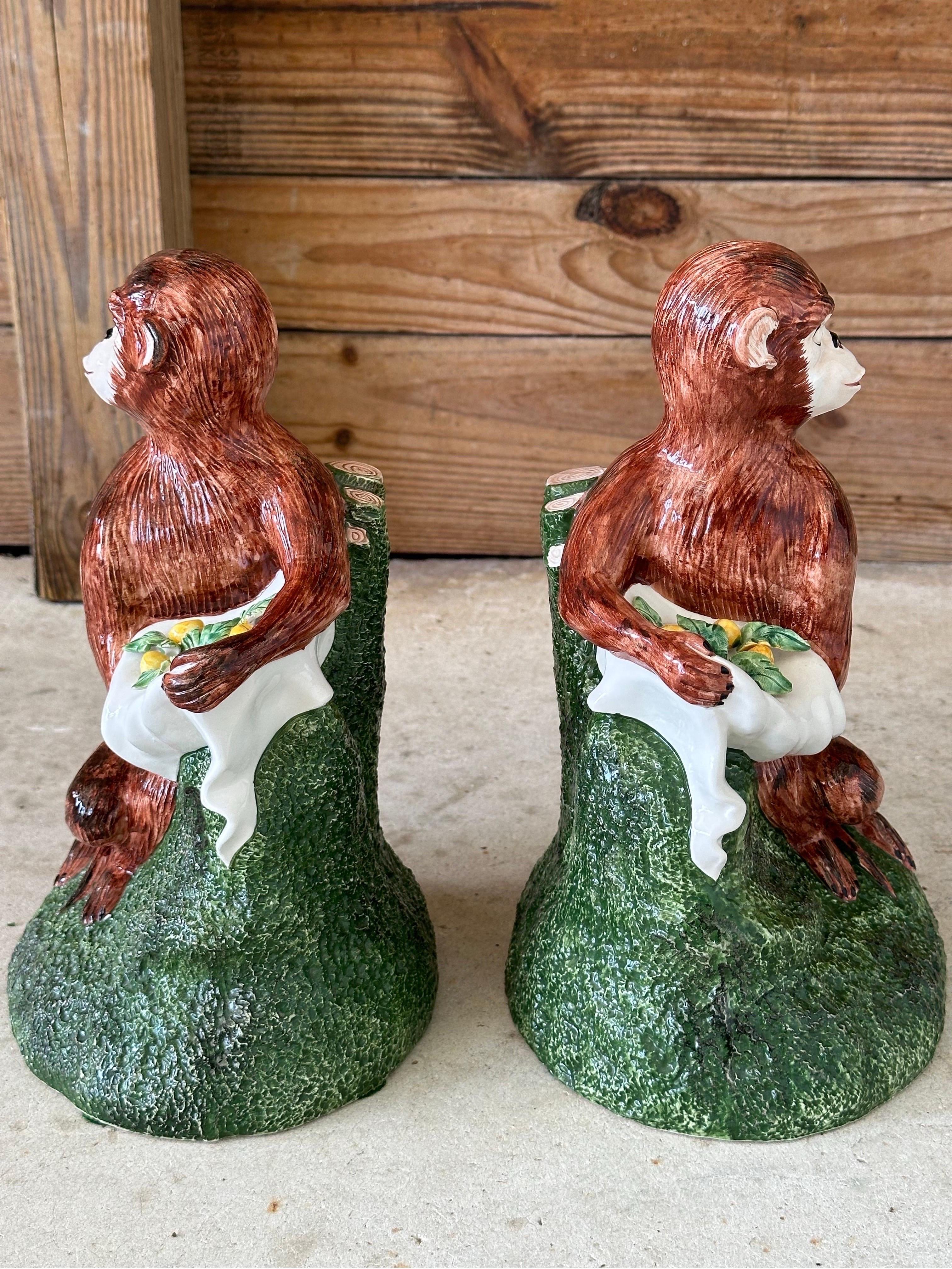 Pareja de monos italianos figurativos de porcelana esmaltada Vintage Coastal Regency Regencia en venta