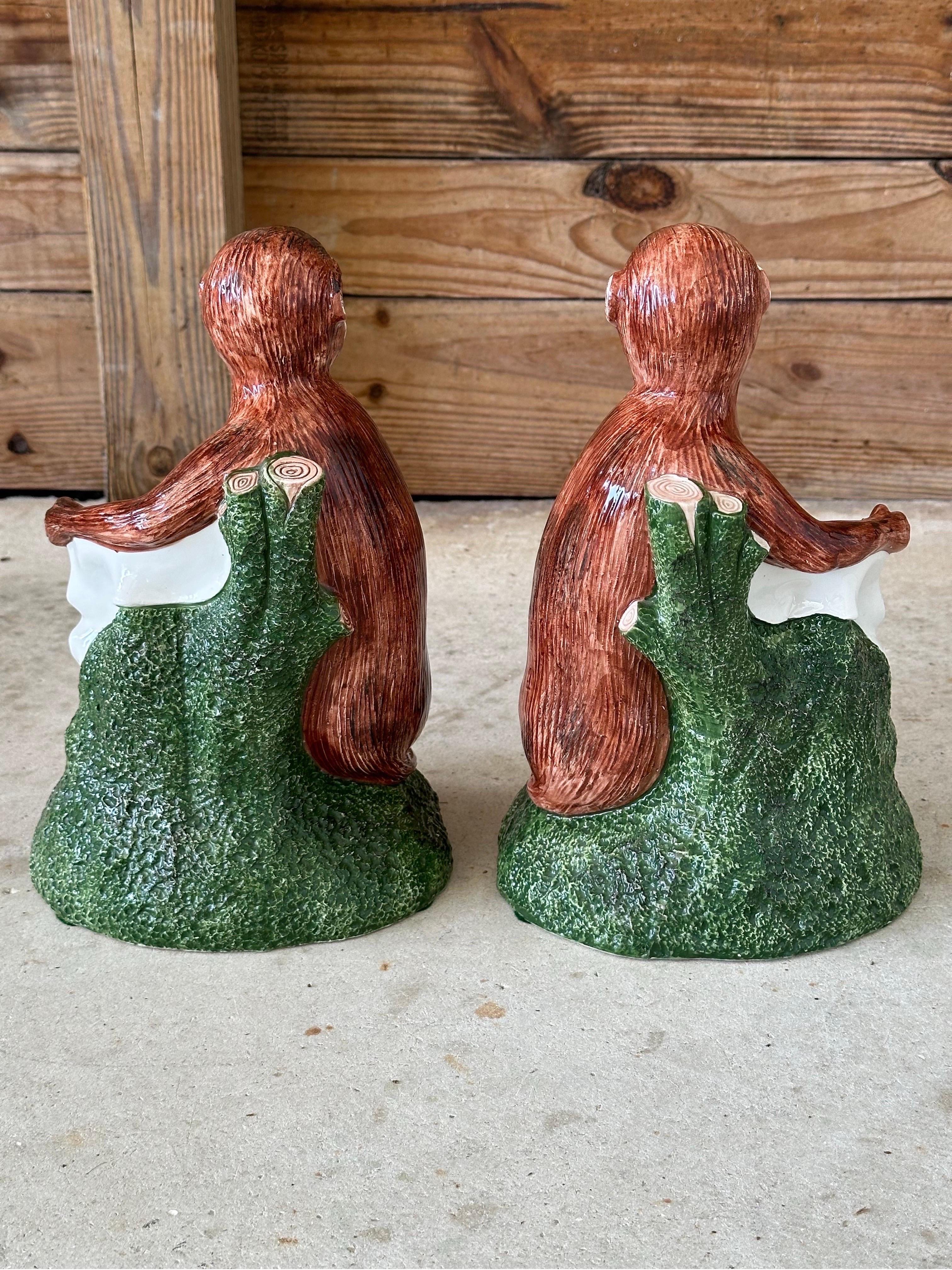 Pareja de monos italianos figurativos de porcelana esmaltada Vintage Coastal Regency Italiano en venta