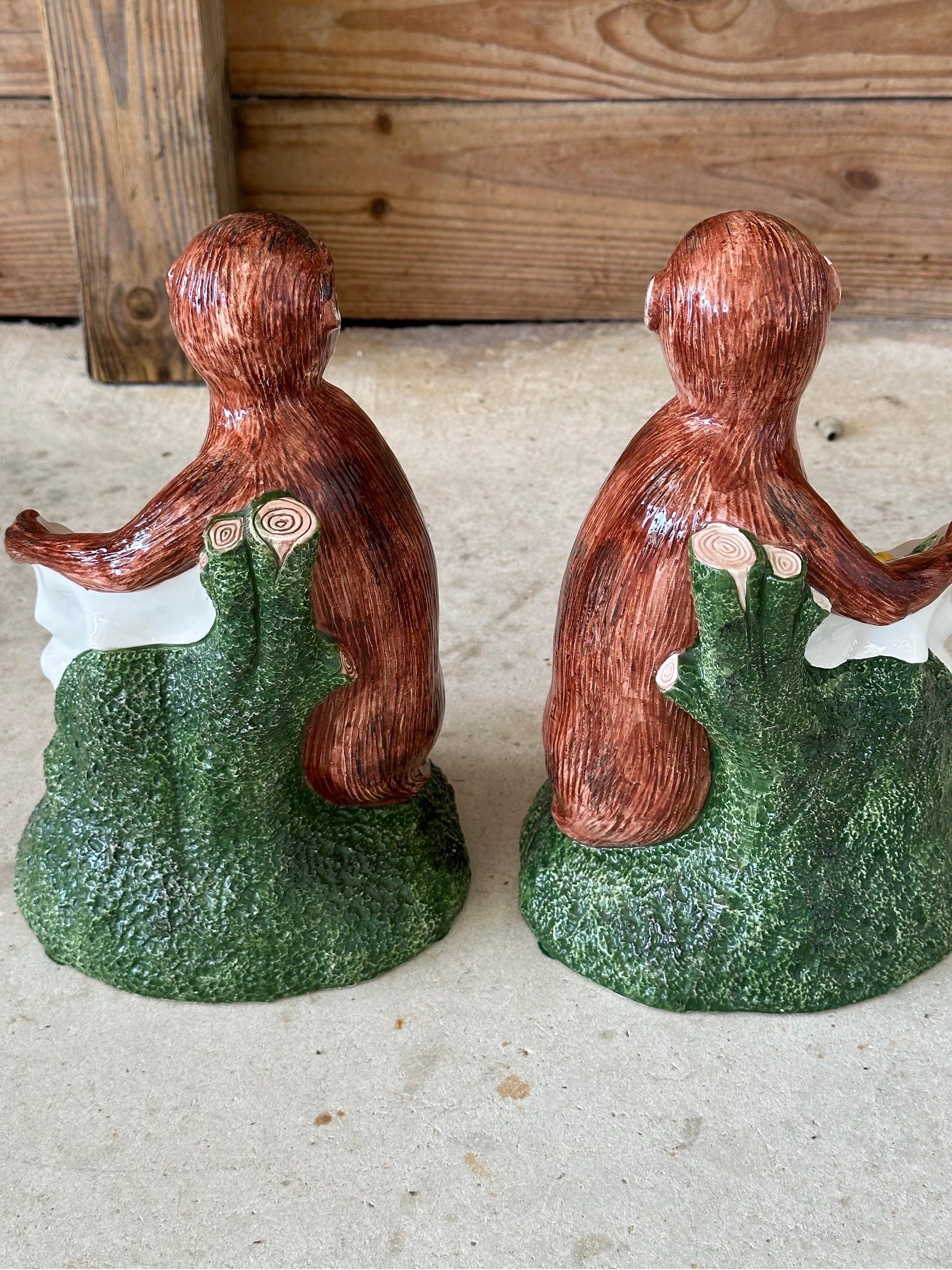 Pareja de monos italianos figurativos de porcelana esmaltada Vintage Coastal Regency Hecho a mano en venta