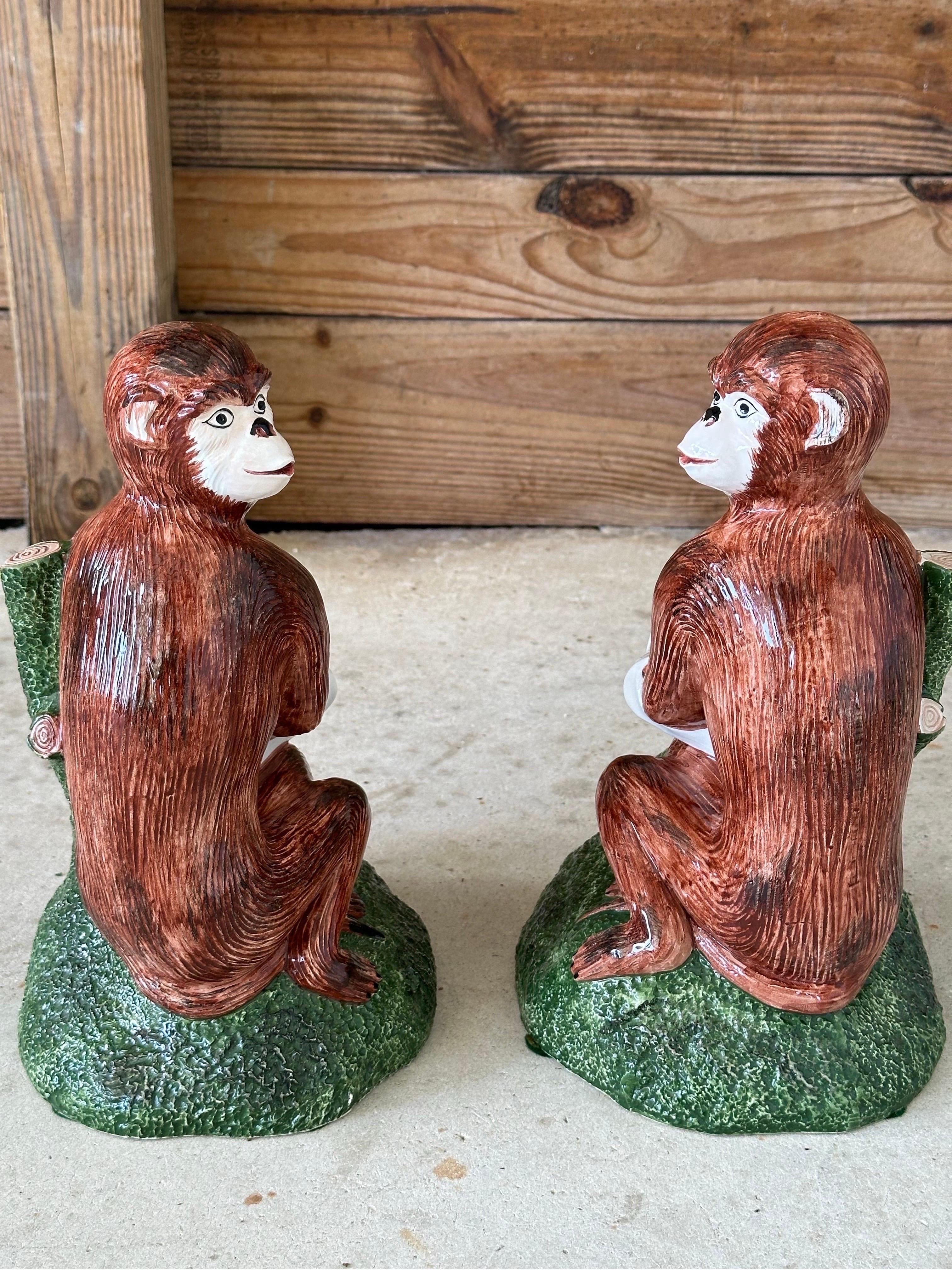Pareja de monos italianos figurativos de porcelana esmaltada Vintage Coastal Regency en Bueno estado para la venta en North Fort Myers, FL