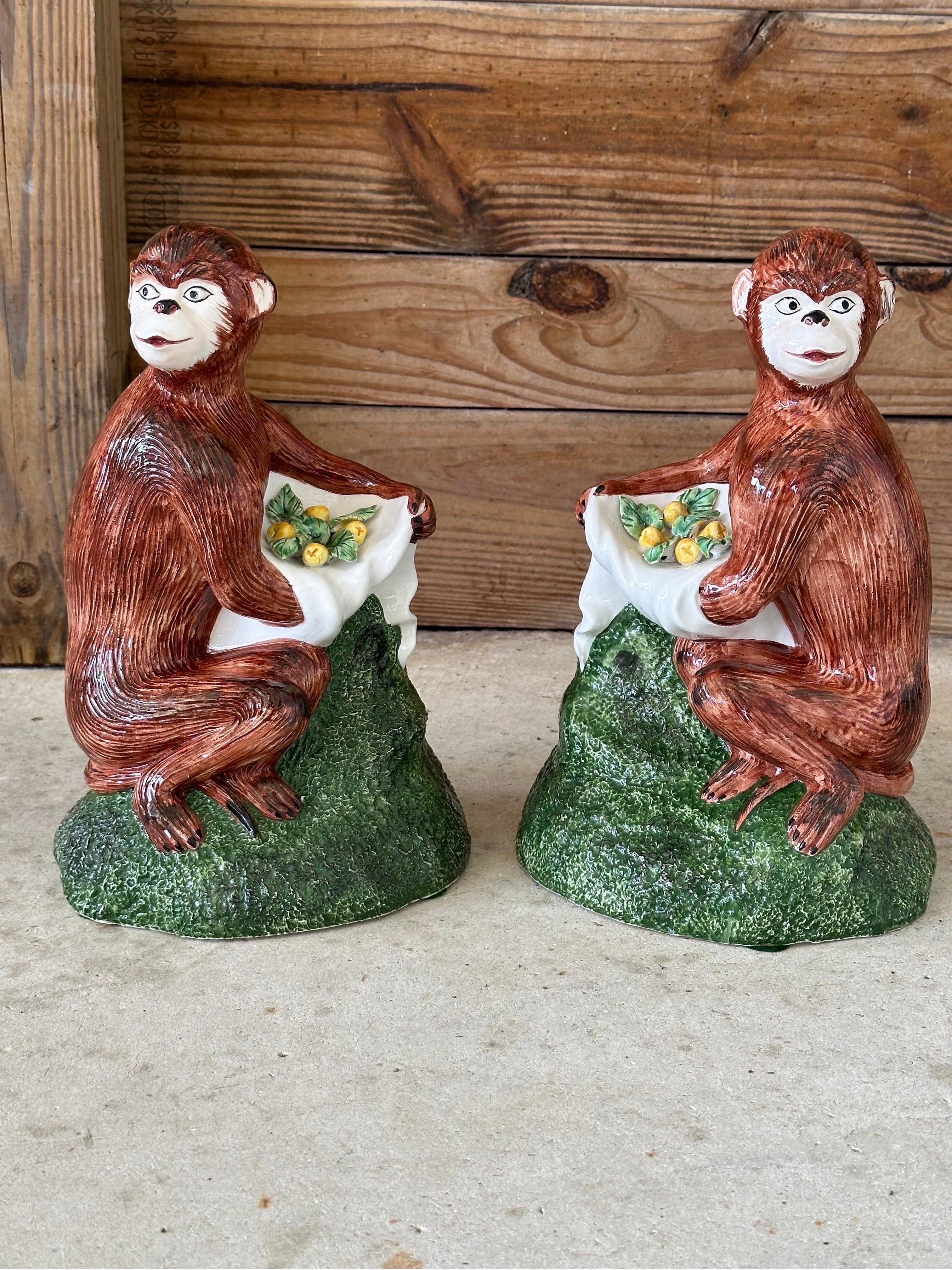 Pareja de monos italianos figurativos de porcelana esmaltada Vintage Coastal Regency Porcelana en venta