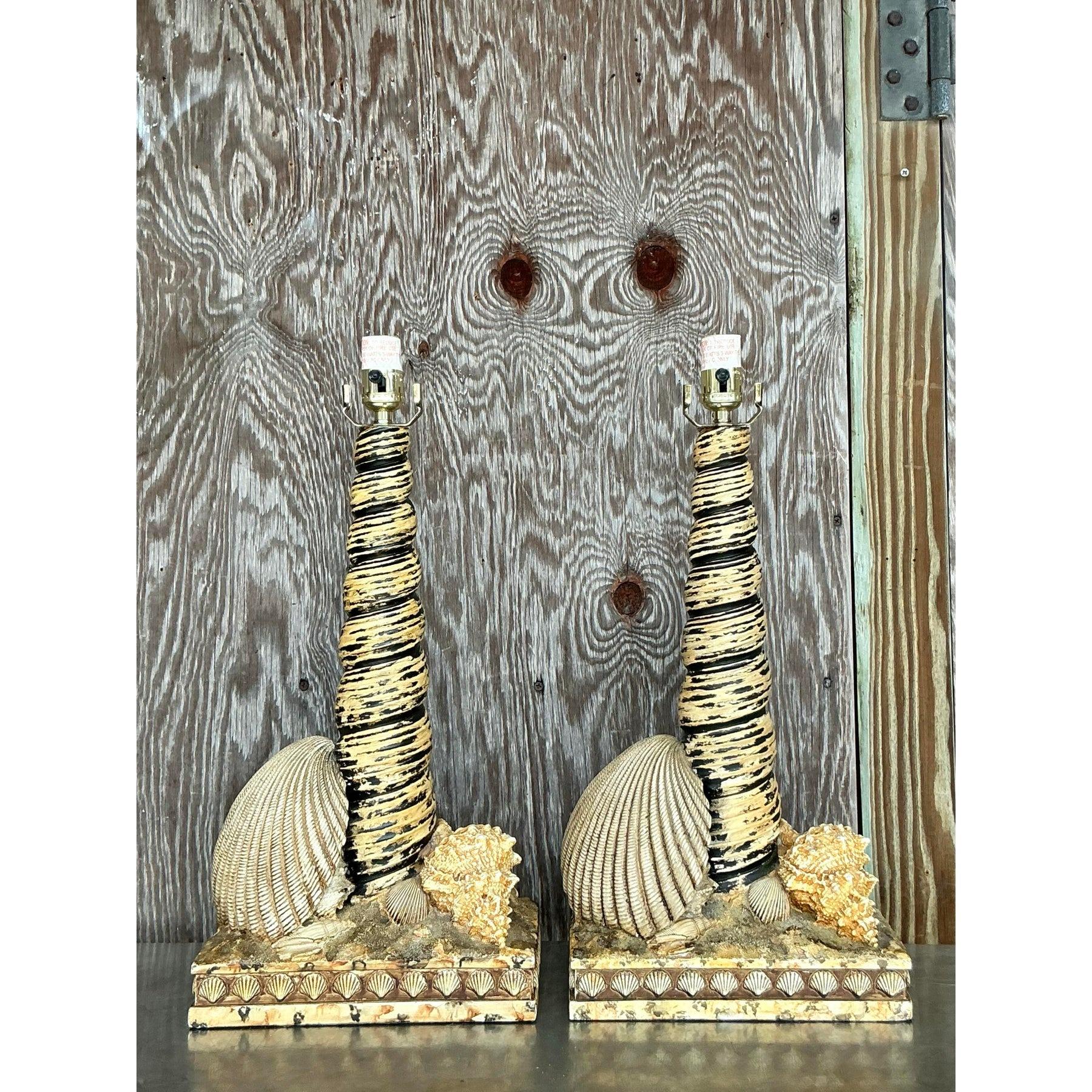 Lleva la esencia de la vida costera a tu hogar con este exquisito par de lámparas de concha vintage. Diseñadas con una base de resina texturizada adornada con motivos naturalistas de conchas marinas, estas lámparas capturan la belleza de los