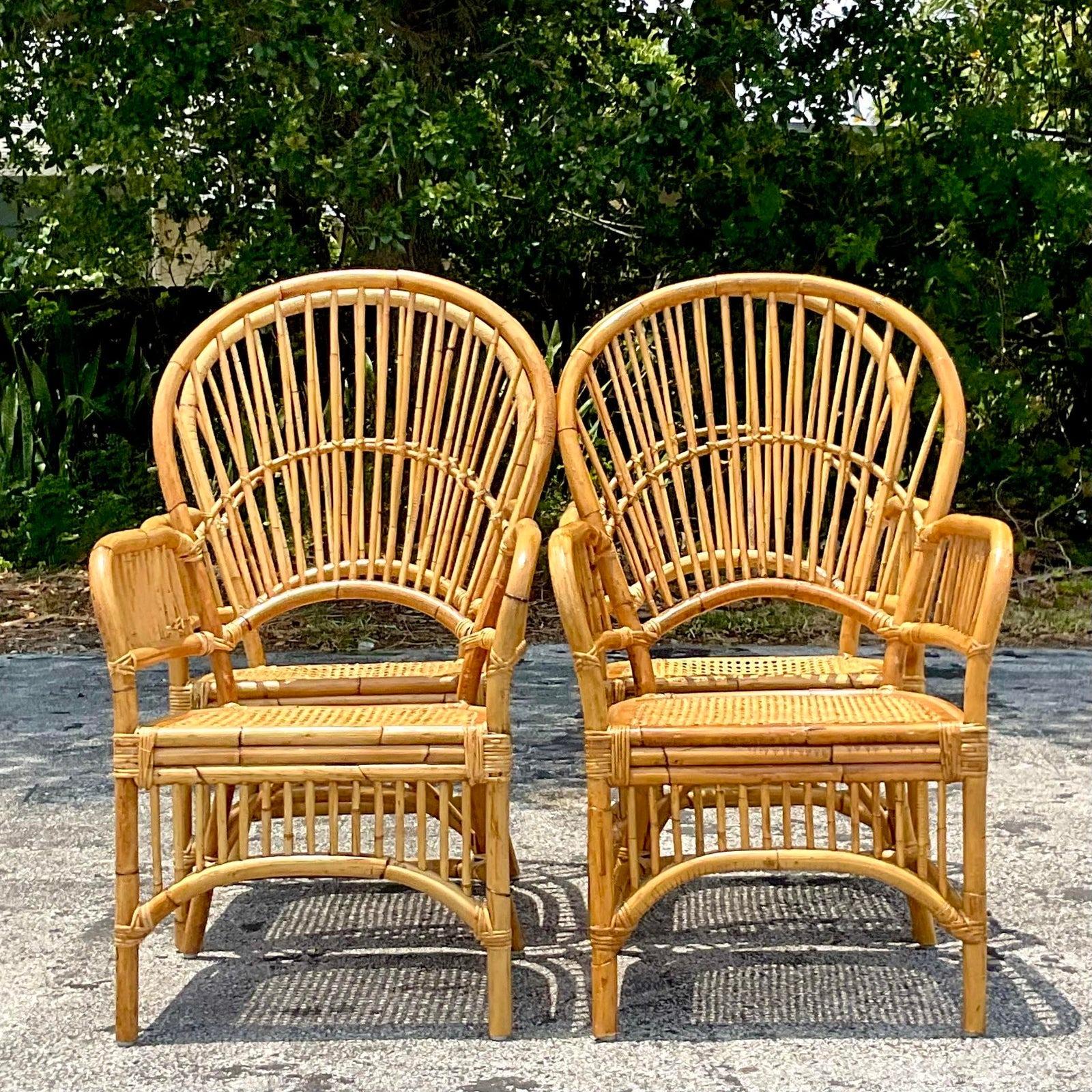 Aggiungi un tocco di eleganza costiera alla tua zona pranzo con questo set di 4 sedie da pranzo in rattan a coste vintage. Queste sedie in stile americano sono caratterizzate da un robusto design in rattan a coste che offre comfort e un'estetica