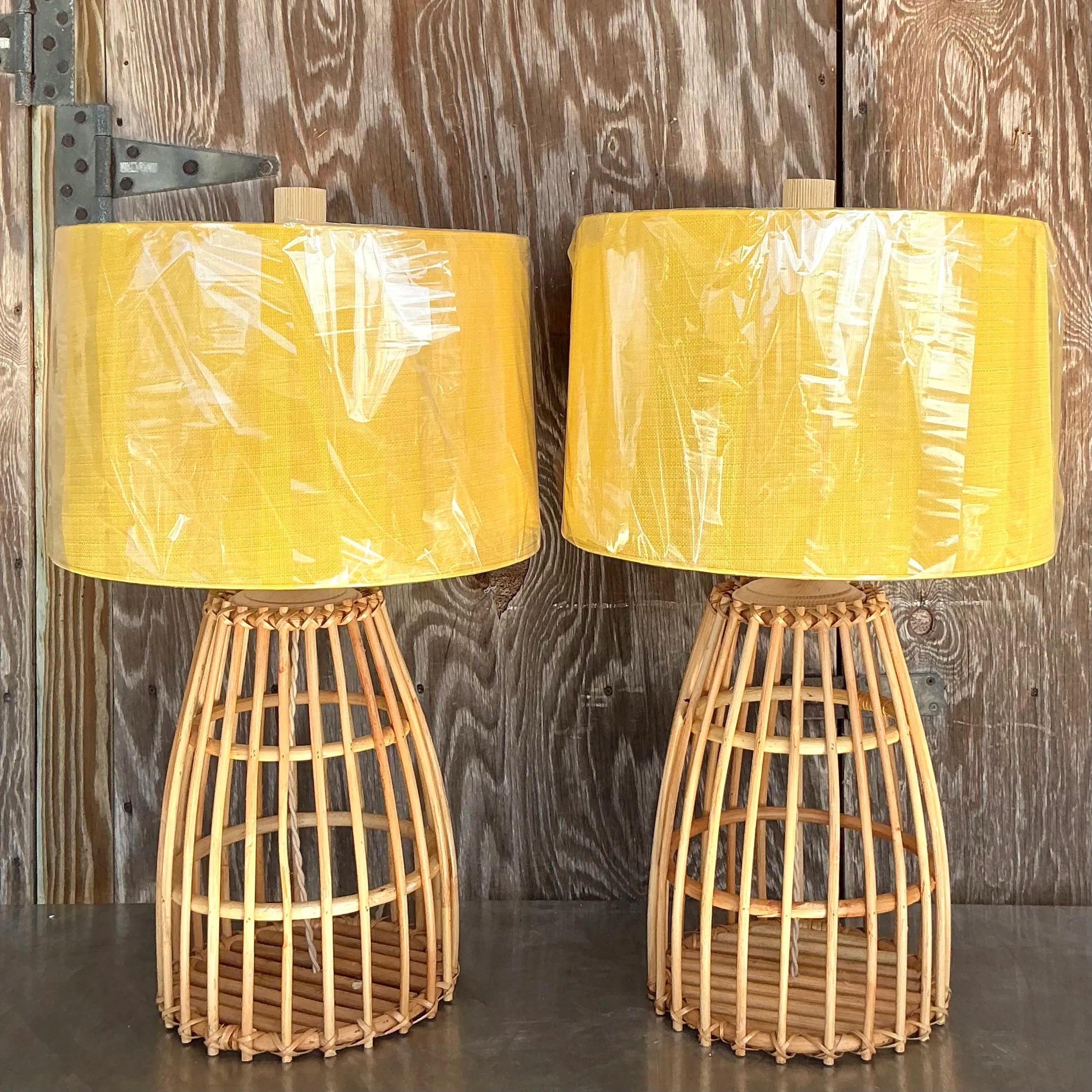 Américain Paire de lampes vintage en rotin côtelé avec abat-jour en vente