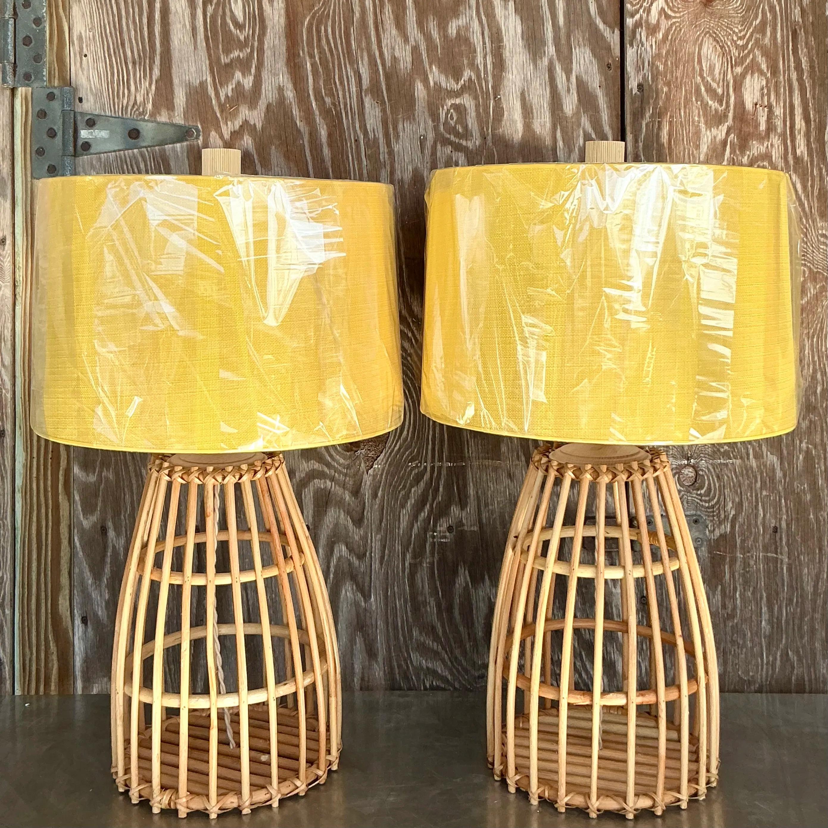 Paire de lampes vintage en rotin côtelé avec abat-jour Bon état - En vente à west palm beach, FL