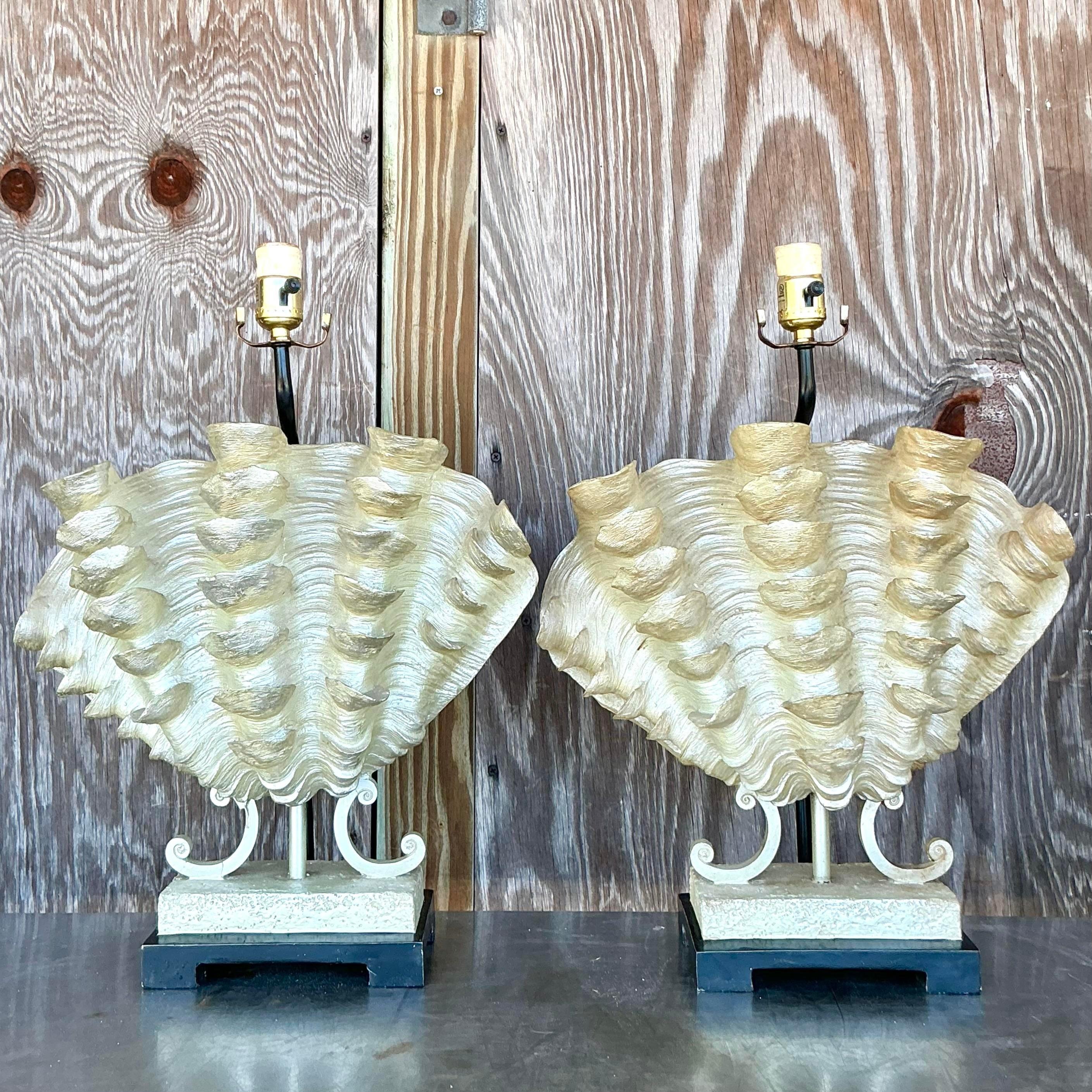 Cattura l'essenza del fascino del mare con queste lampade vintage a conchiglia con volant. Caratterizzate da delicati bordi arricciati che ricordano le onde dell'oceano e realizzate con dettagli squisiti, queste lampade donano un tocco di eleganza