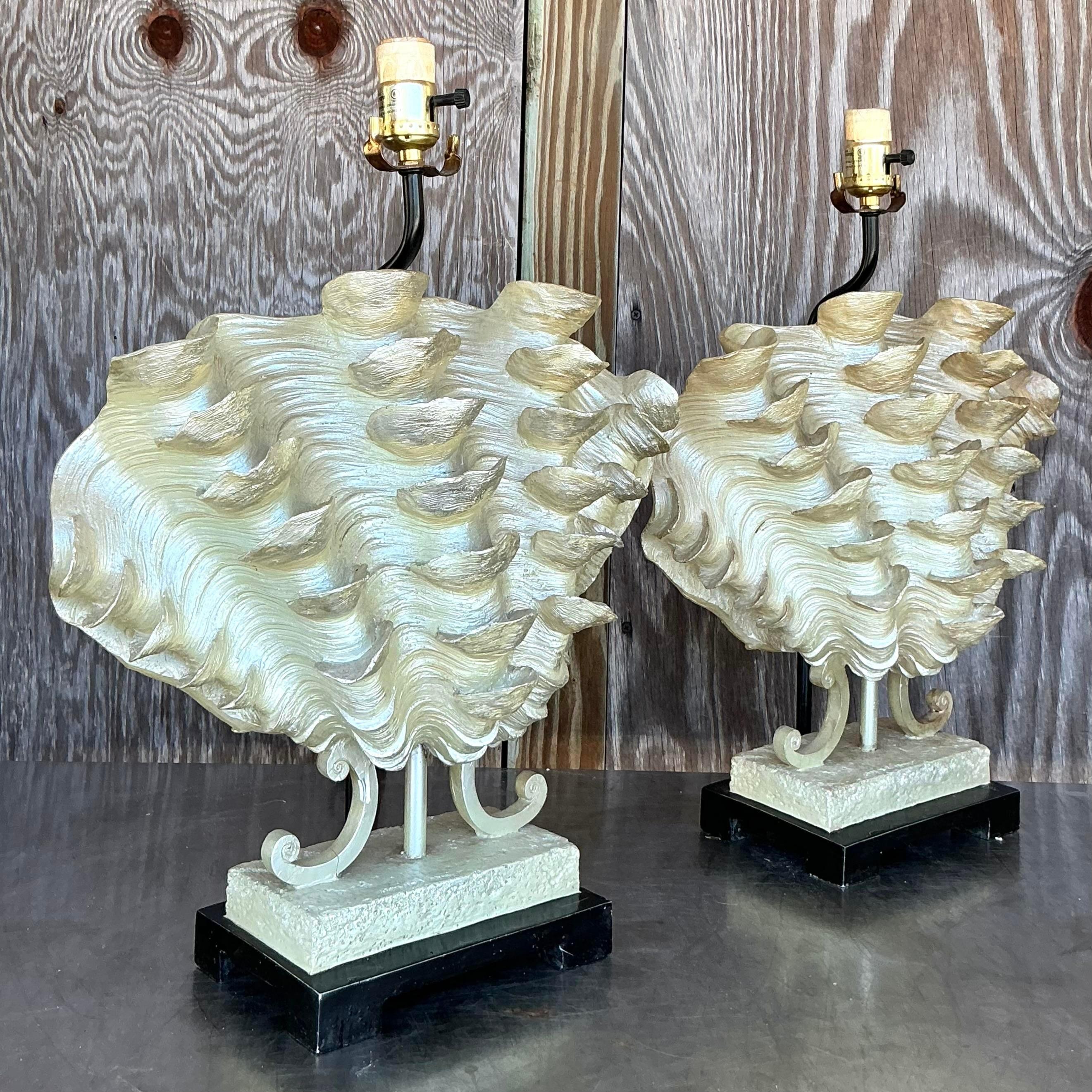 Lampade a conchiglia con volant vintage - una coppia In condizioni buone in vendita a west palm beach, FL