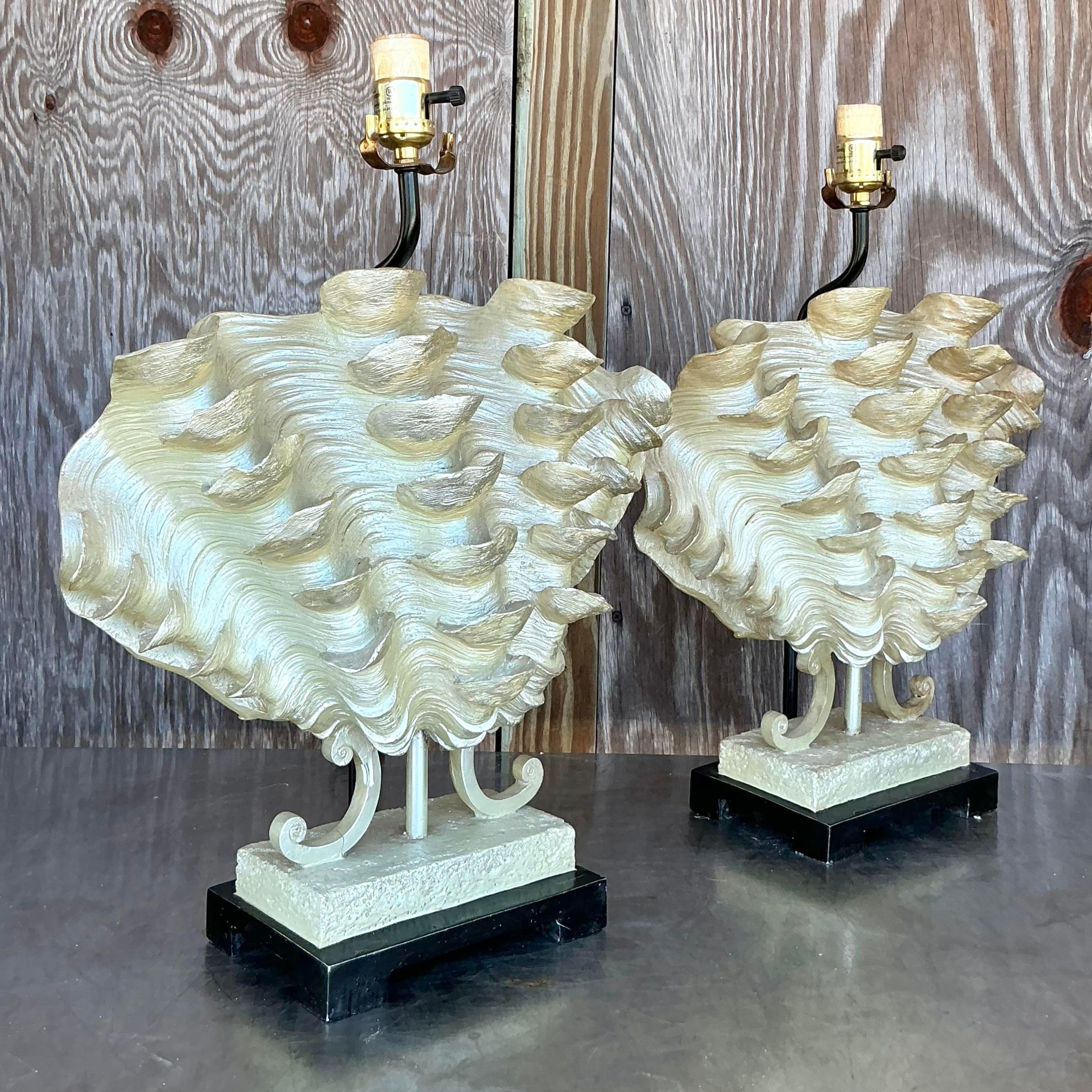 XX secolo Lampade a conchiglia con volant vintage - una coppia in vendita