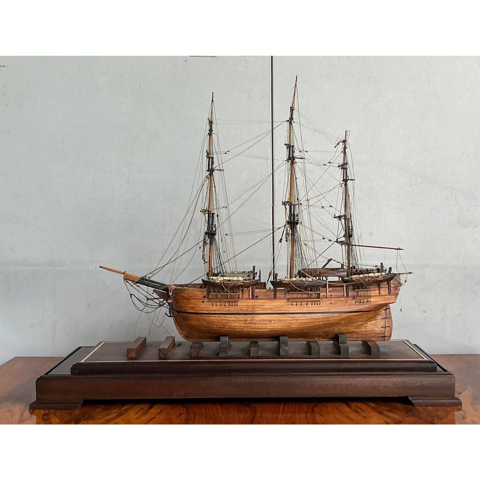 Embarquez pour un voyage avec cette exquise maquette de voilier côtier Vintage. Cette pièce méticuleusement fabriquée capture la grandeur et les détails complexes d'un navire historique, rendu en bois aux tons chauds et en textiles délicats pour son