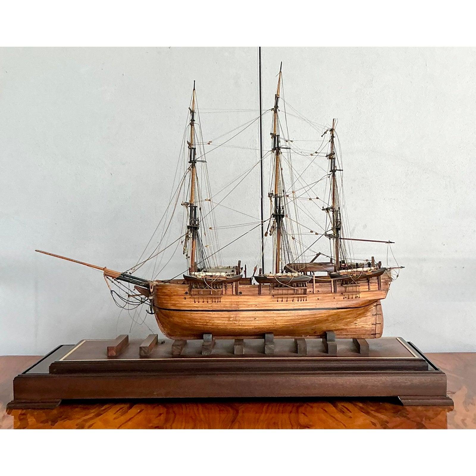 Vintage Coastal Scale Model Sailing Ship (Modèle c�ôtier à voile) Bon état - En vente à West Palm Beach, FL