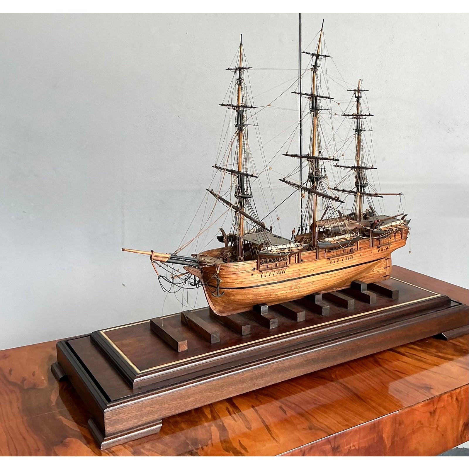 20ième siècle Vintage Coastal Scale Model Sailing Ship (Modèle côtier à voile) en vente