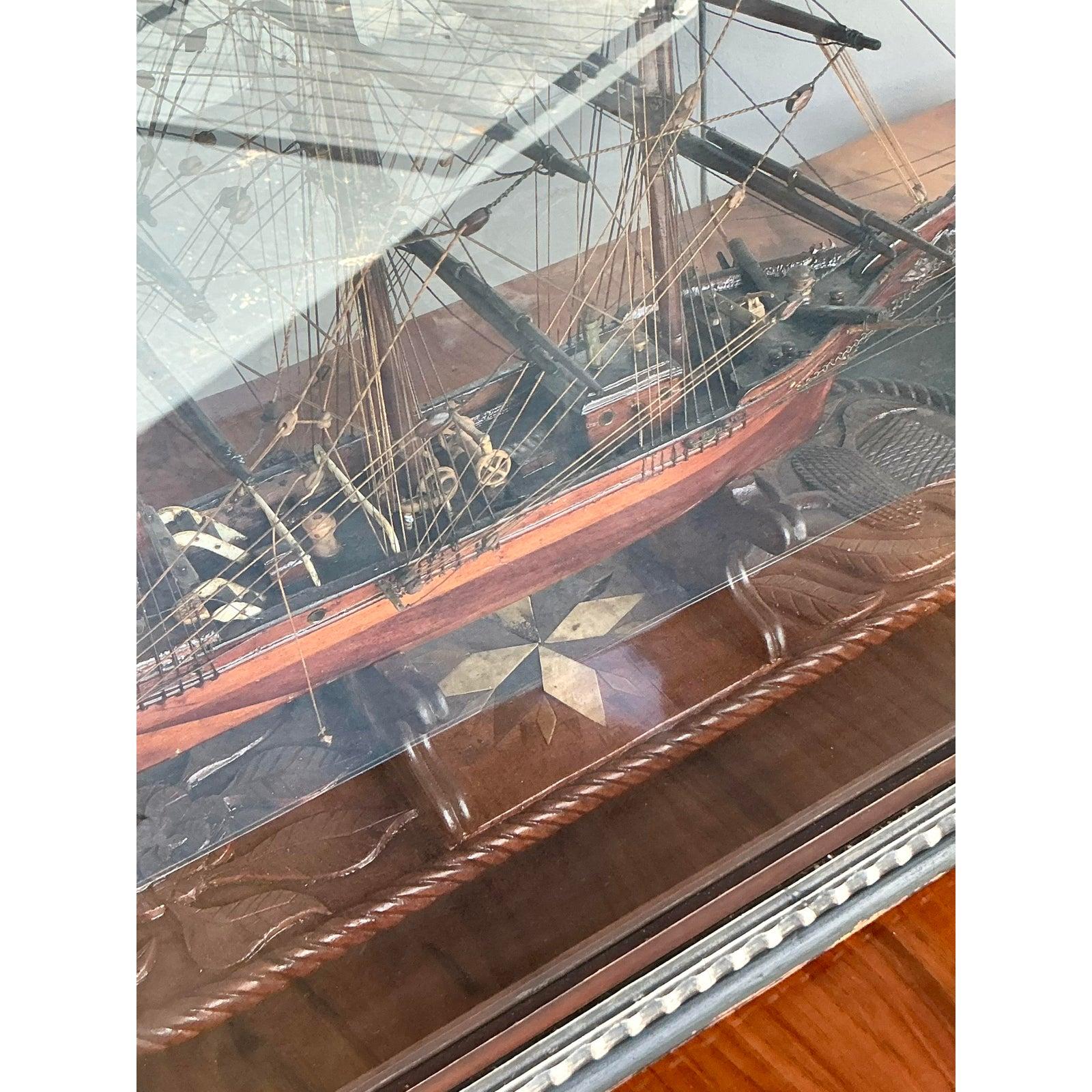Tessuto Modello di nave costiera in scala vintage con custodia in vetro in vendita