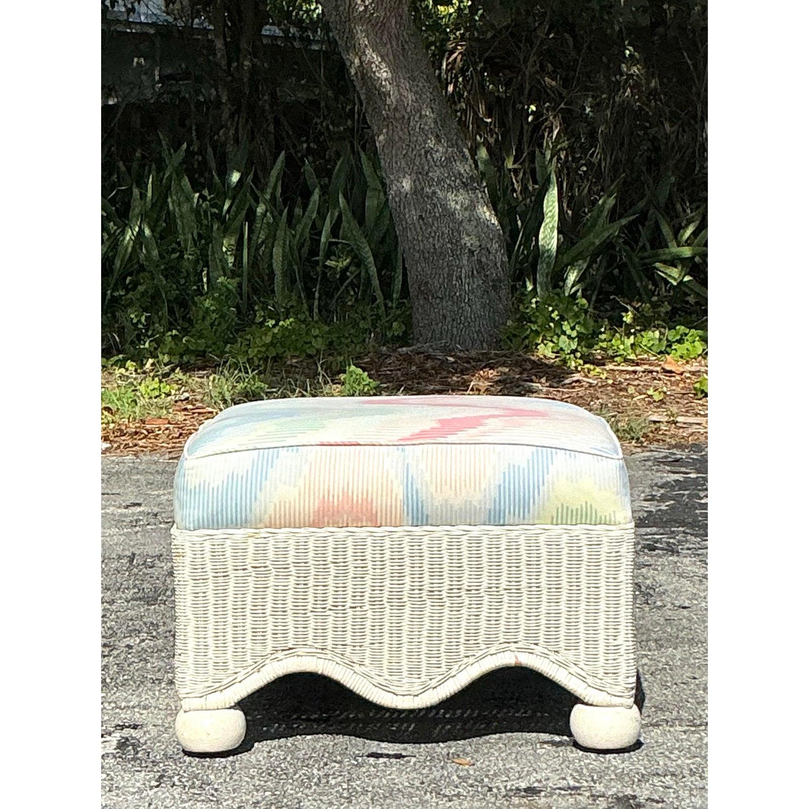 Pouf vintage en rotin festonné d'après Ficks Reed Bon état - En vente à west palm beach, FL