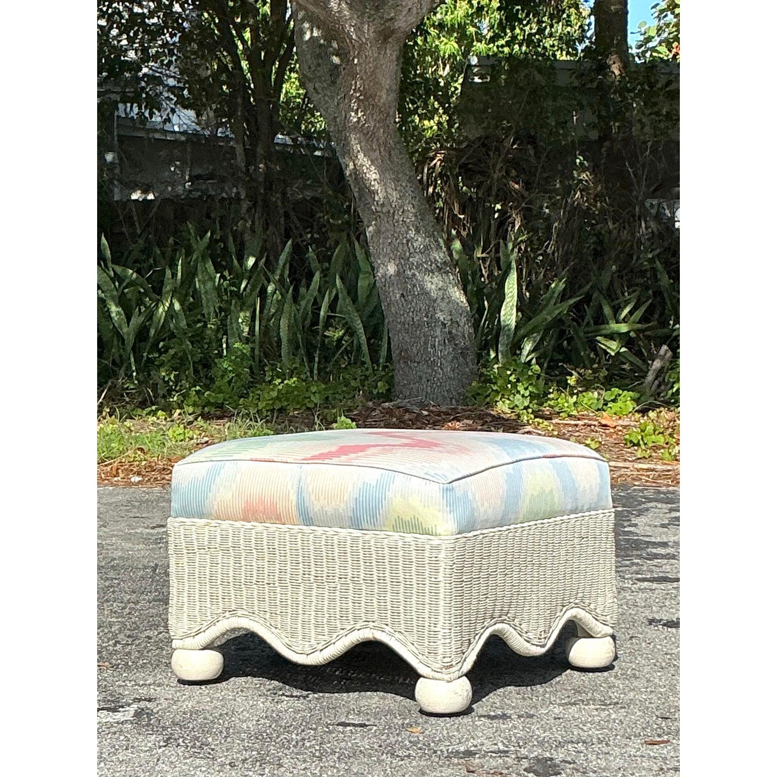 20ième siècle Pouf vintage en rotin festonné d'après Ficks Reed en vente