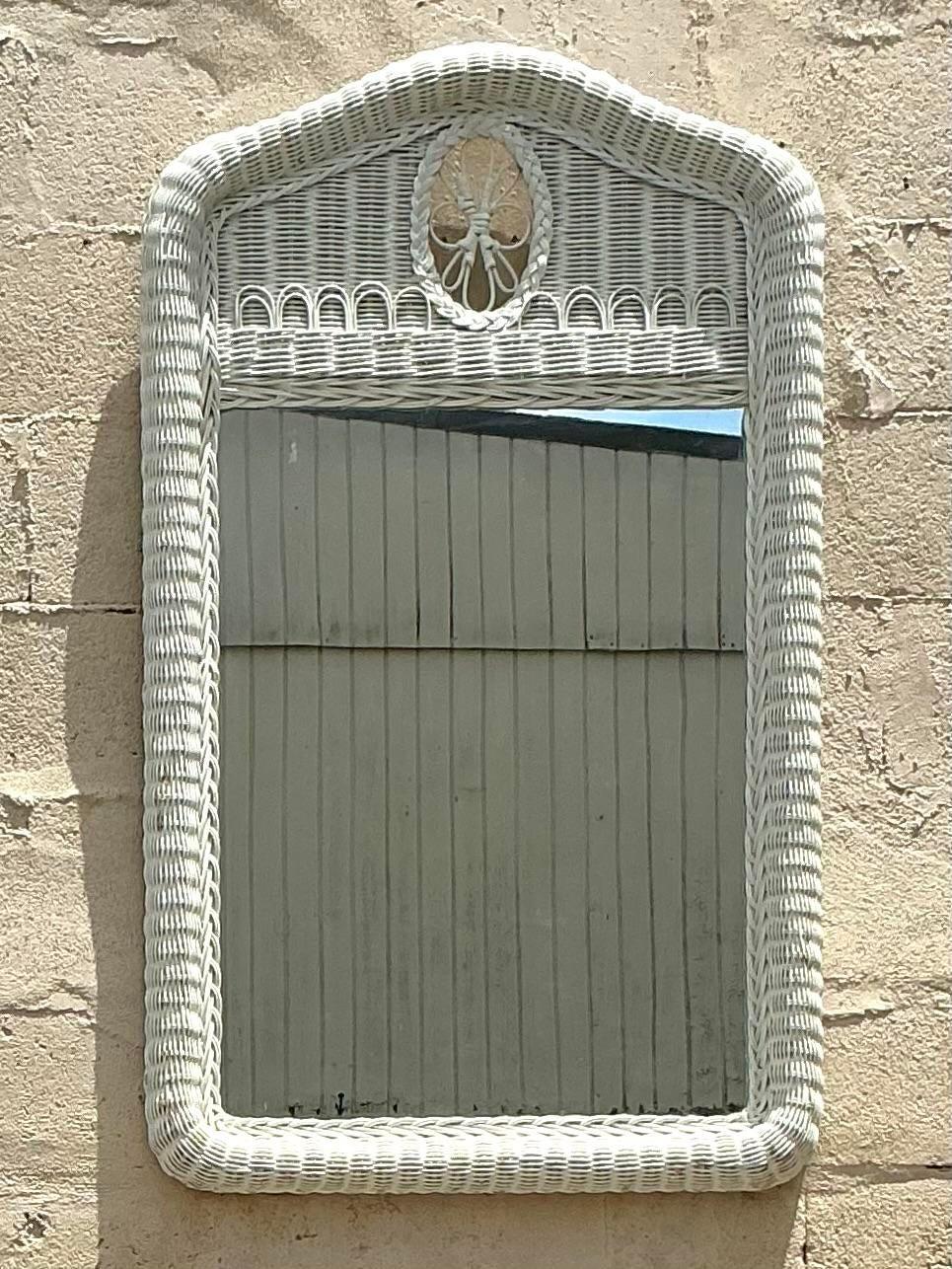 Miroir vintage côtier en rotin tissé festonné Bon état - En vente à West Palm Beach, FL