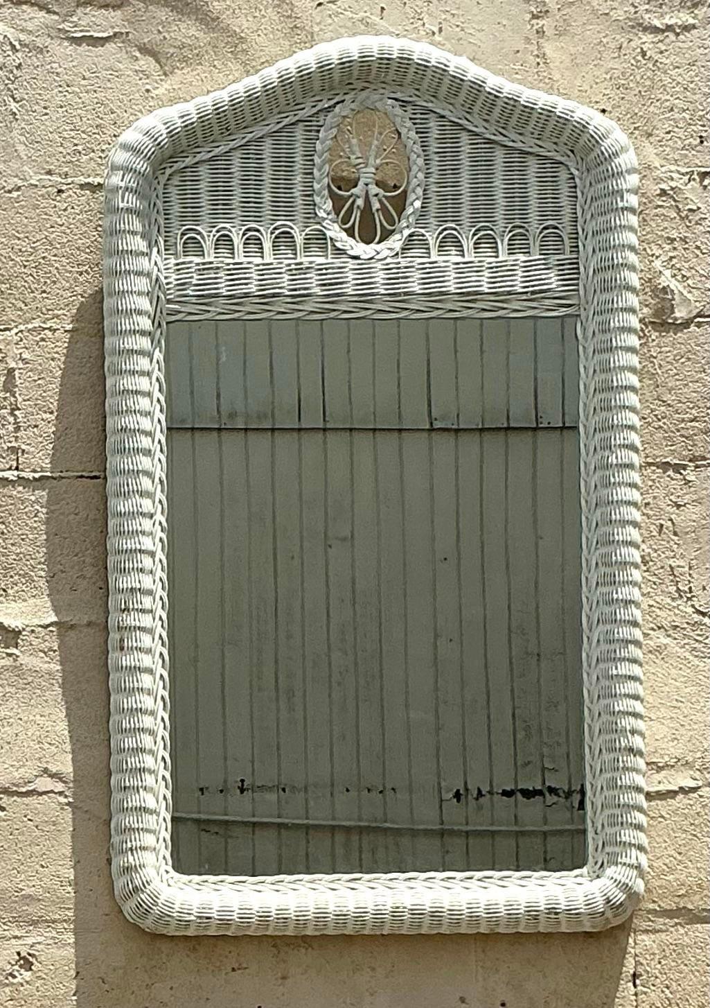 20ième siècle Miroir vintage côtier en rotin tissé festonné en vente