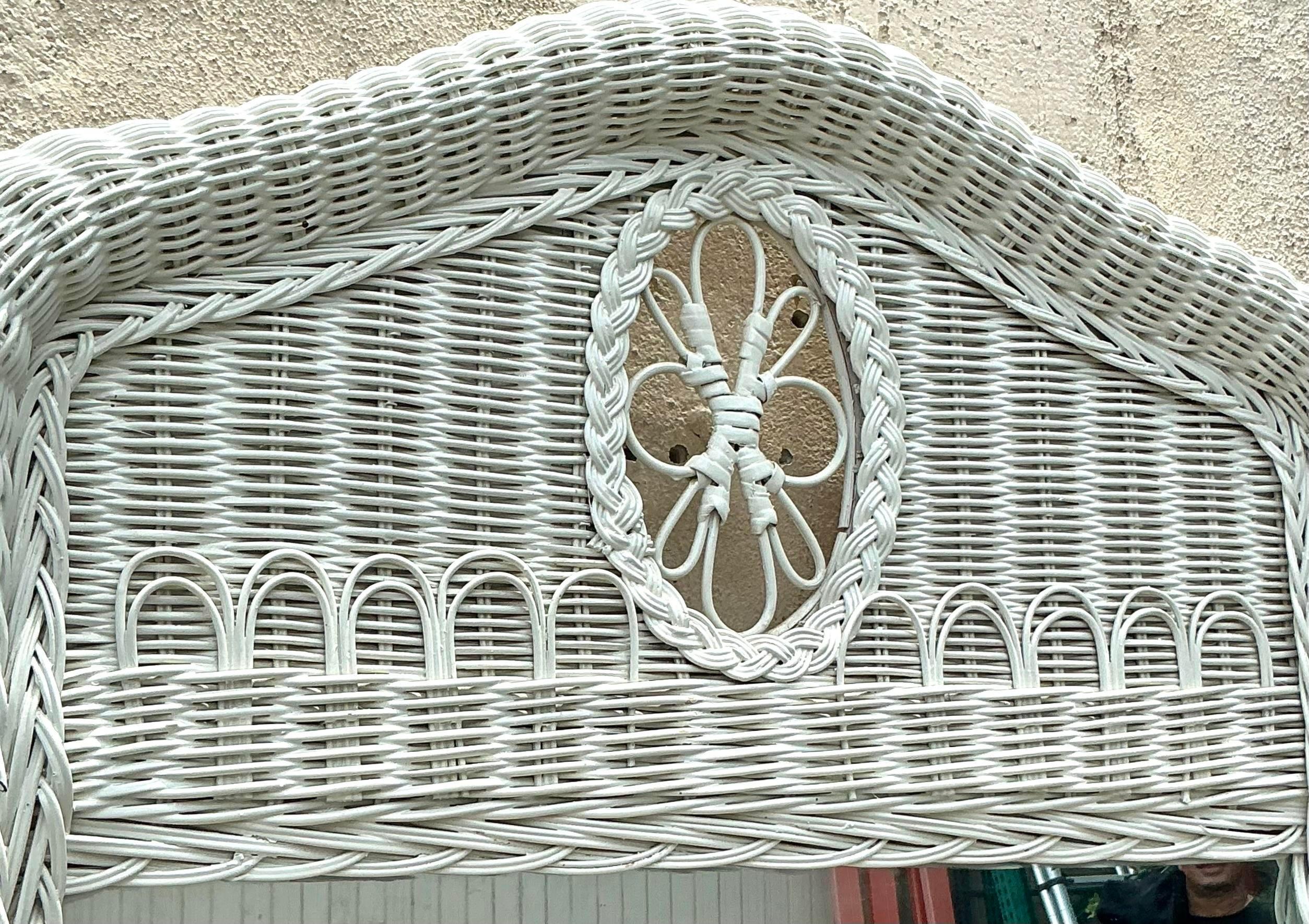 Rotin Miroir vintage côtier en rotin tissé festonné en vente