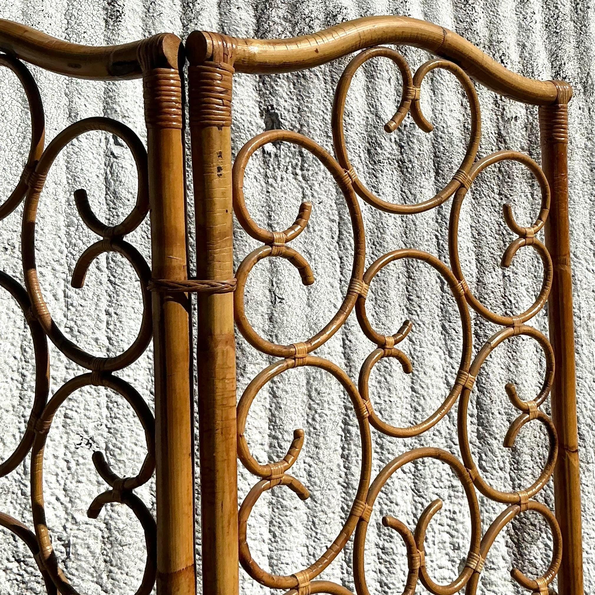 Ajoutez du charme à votre espace avec ce paravent en rotin à volutes Vintage By. Tissé de manière complexe avec du rotin naturel et d'élégants détails en forme de volutes, ce paravent apporte une touche de style balnéaire et une intimité facile à