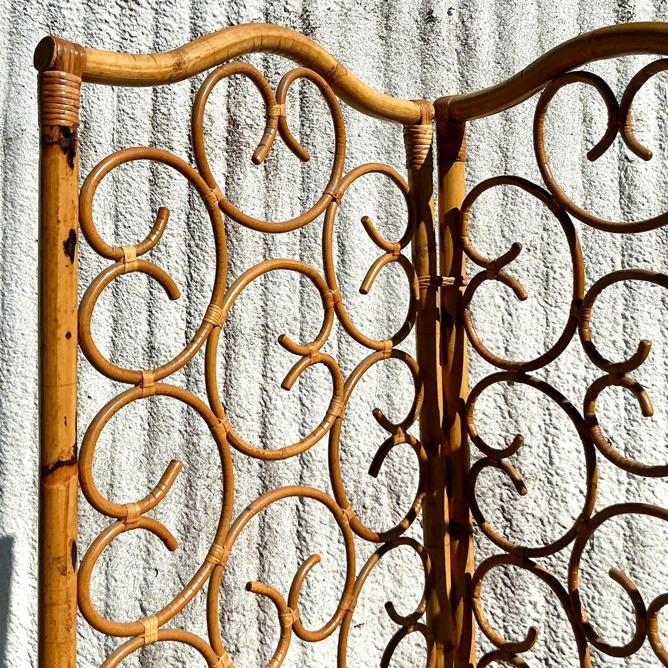 Philippin Paravent vintage en rotin à volutes pour la côte en vente