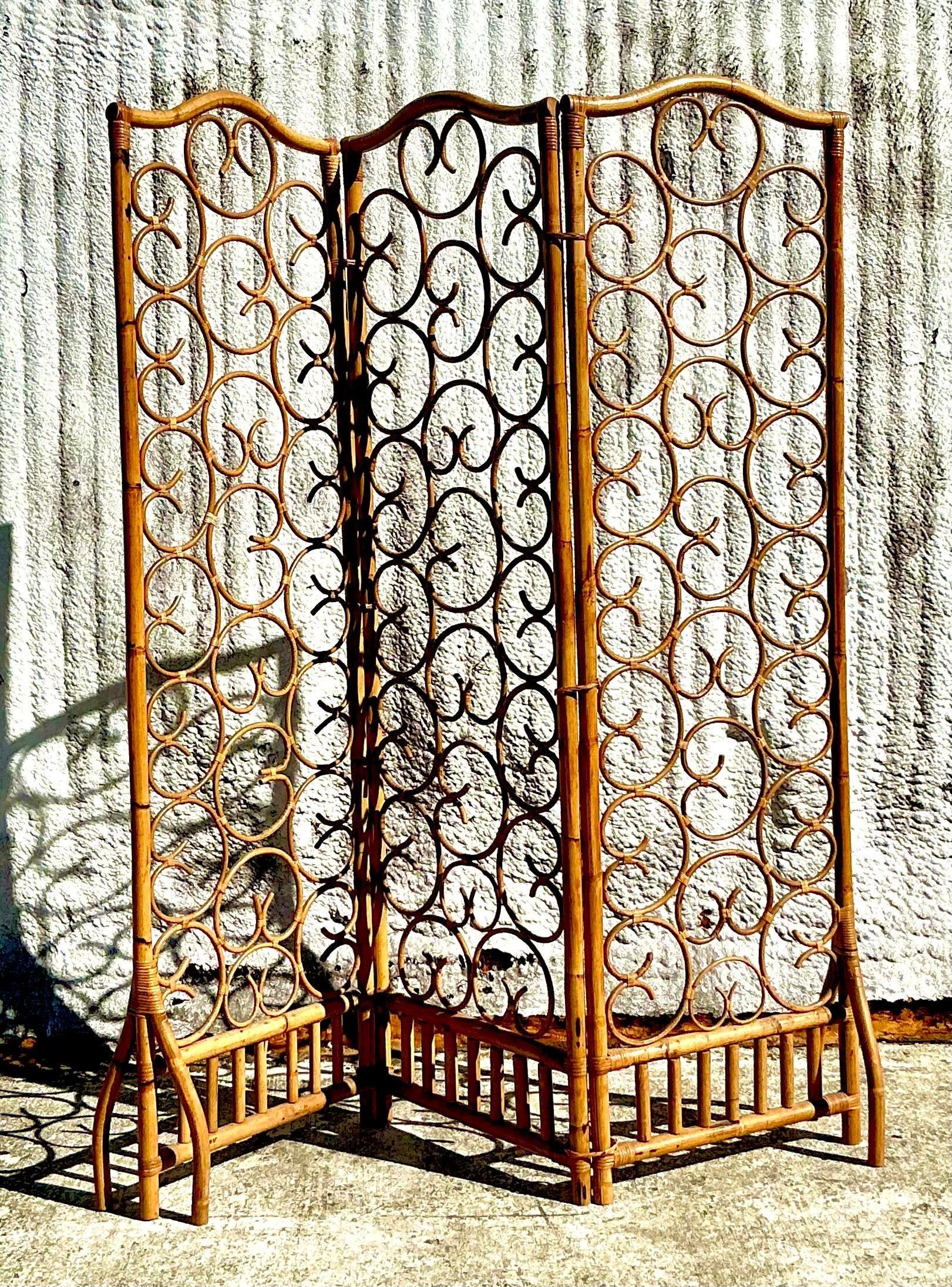 Paravent vintage en rotin à volutes pour la côte Bon état - En vente à west palm beach, FL
