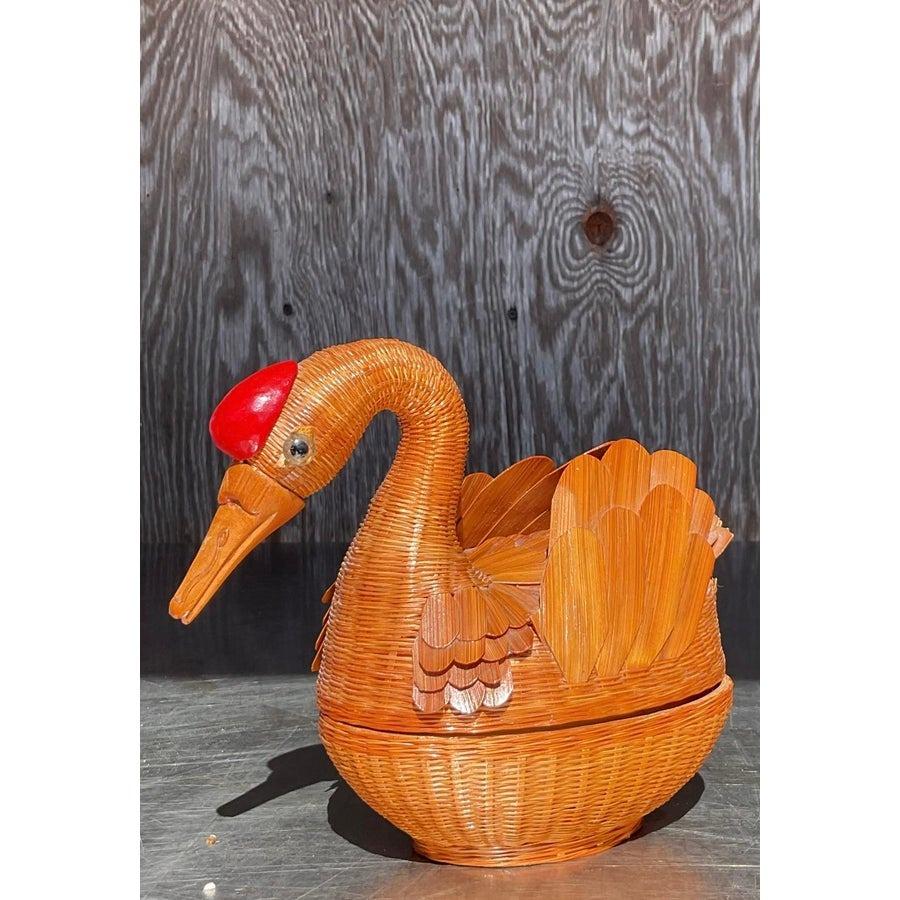 Verleihen Sie Ihrem Raum einen charmanten Hauch von Küstendekor mit dieser wunderschön gearbeiteten Vintage-Ente aus Shanghai-Gewebe. Dieses mit aufwändigen Webtechniken gefertigte Dekorationsstück zeigt einen satten Naturton, der durch das