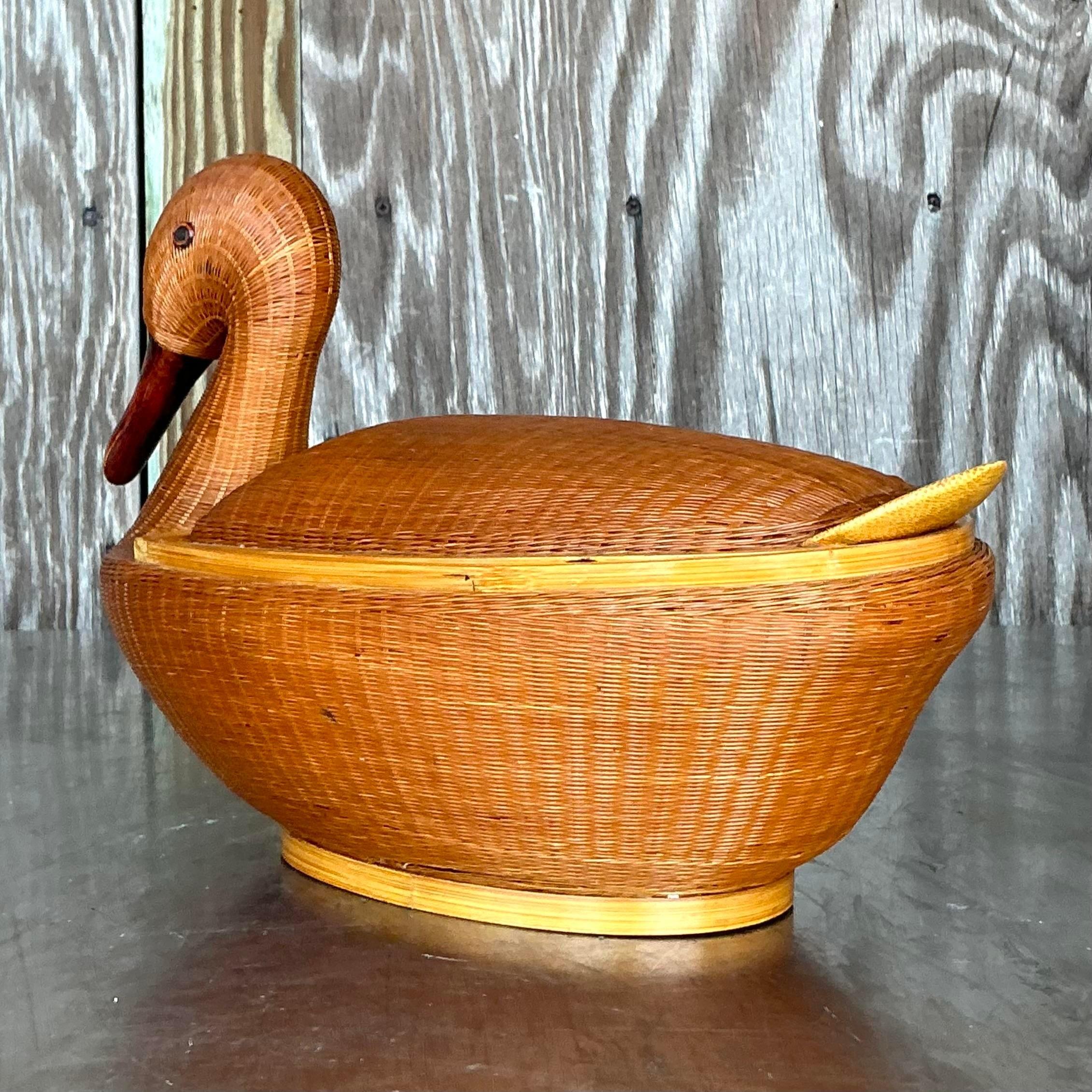 Vintage Coastal Shanghai Weave Lidded Duck Basket In Good Condition In West Palm Beach, FL