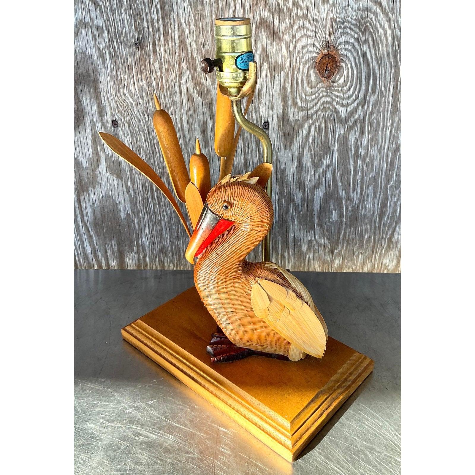 Rehaussez votre décor côtier avec cette exquise lampe pélican vintage, un mélange magistral d'art et de fonctionnalité. Tissé à la main selon la technique complexe du tissage de Shanghai, cette pièce unique capture la beauté de la nature avec des