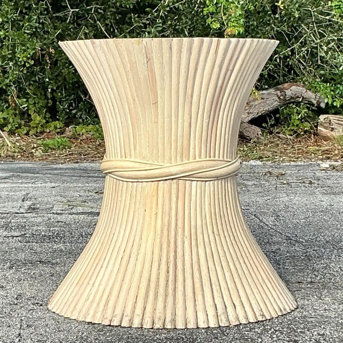 Introduisez une élégance naturelle dans votre espace repas avec ce piédestal de table à manger en rotin Vintage Coastal Sheaf of Wheat, inspiré par les designs emblématiques de McGuire. Doté d'une base en rotin magnifiquement travaillée sous la