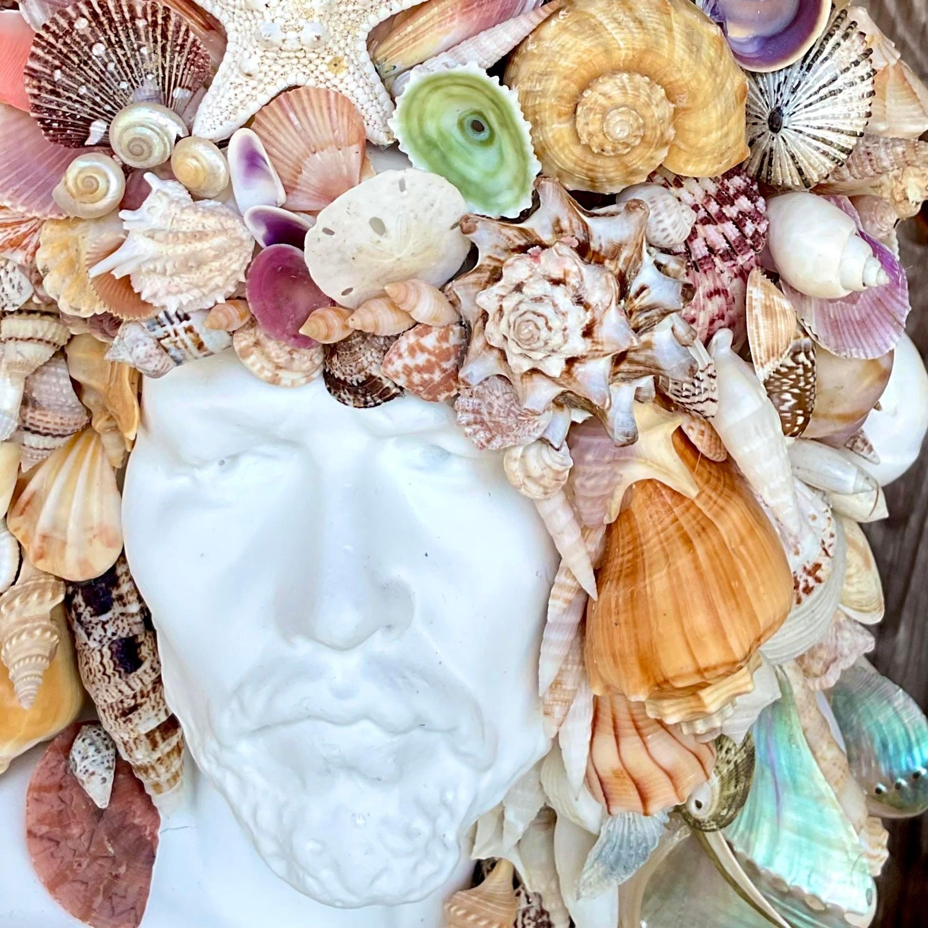 Dai un tocco costiero al tuo arredamento con questo busto di uomo vintage incrostato di conchiglie. Meticolosamente adornato con una varietà di conchiglie naturali, questo pezzo unico fonde il design classico con l'eleganza del mare, rendendolo