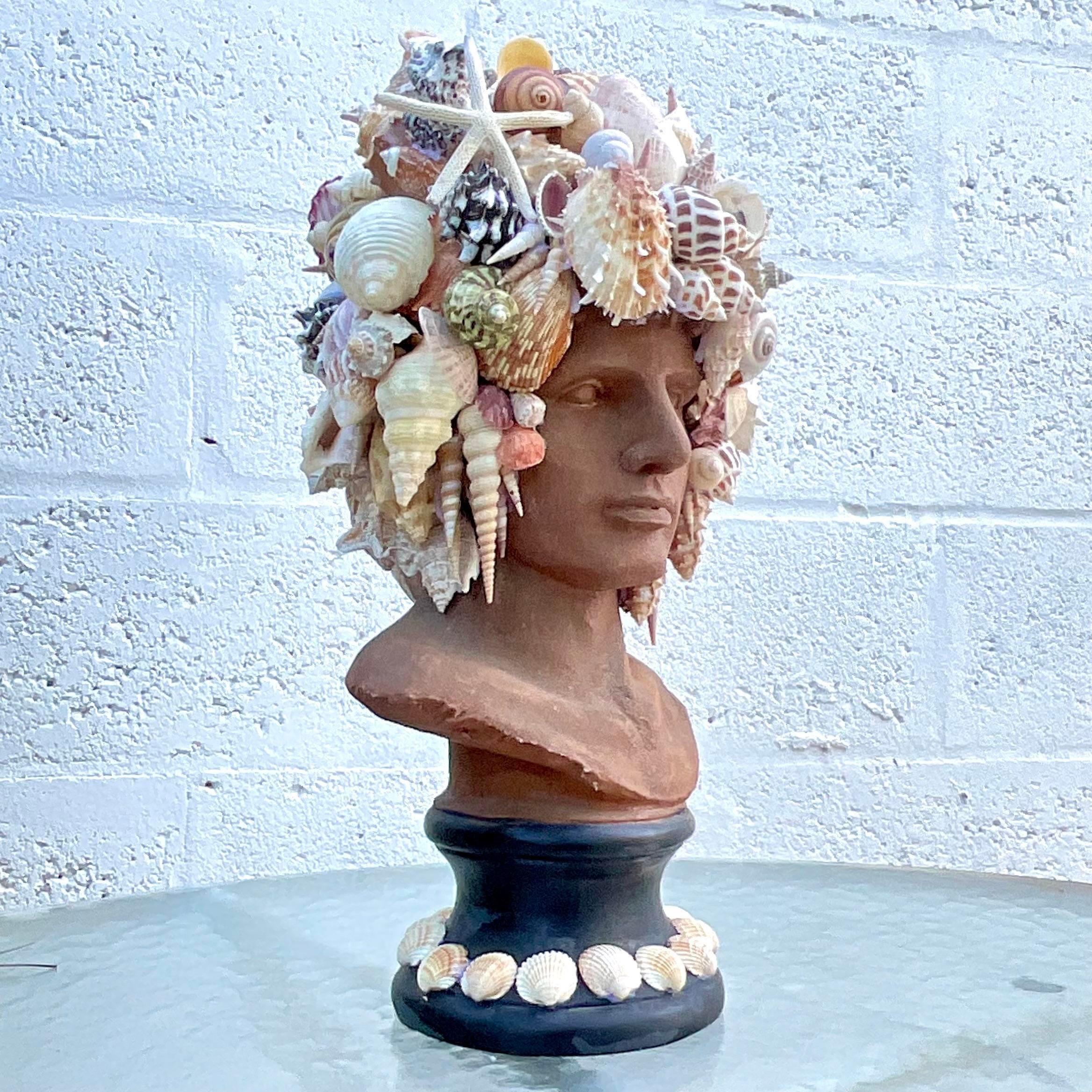 Américain Vintage Coastal Shell Encrusted Bust of Man (Buste d'homme incrusté de coquillages) en vente