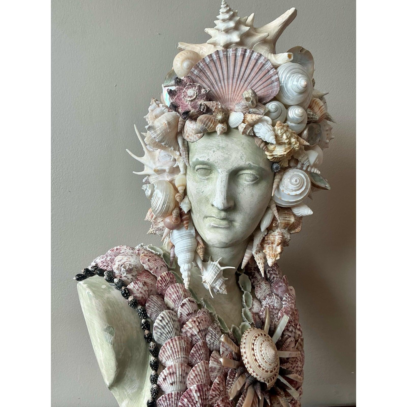 Americano Busto di donna incrostato di conchiglie della costa vintage
