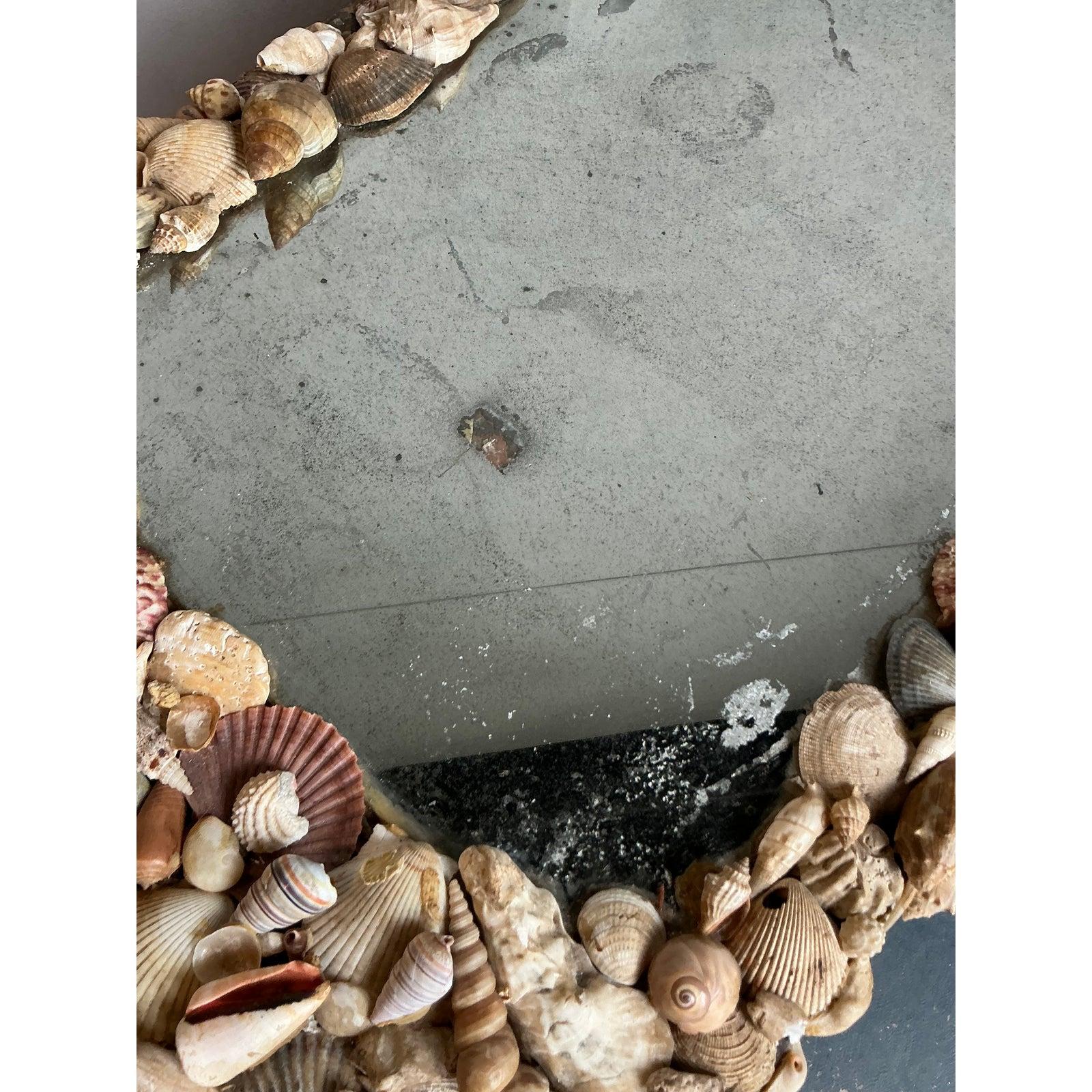 Immergi la tua casa nel fascino accattivante del mare con questo raffinato comò Vintage Coastal Shell Encrusted. Questo pezzo unico, probabilmente risalente agli anni '60, incarna uno stile costiero stravagante ma sofisticato, ornato meticolosamente