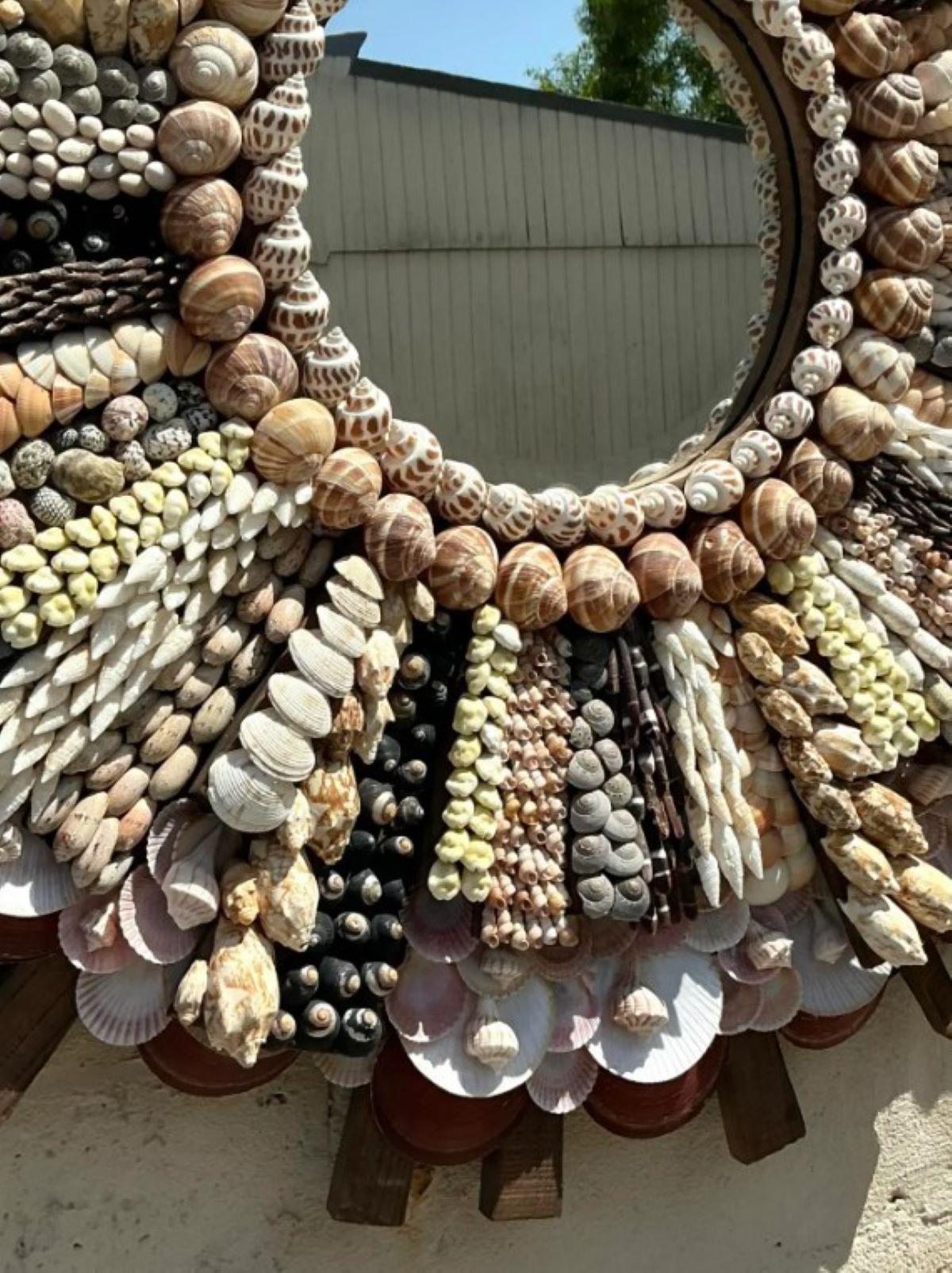 Espejo costero vintage con incrustaciones de conchas Moderno de mediados de siglo en venta