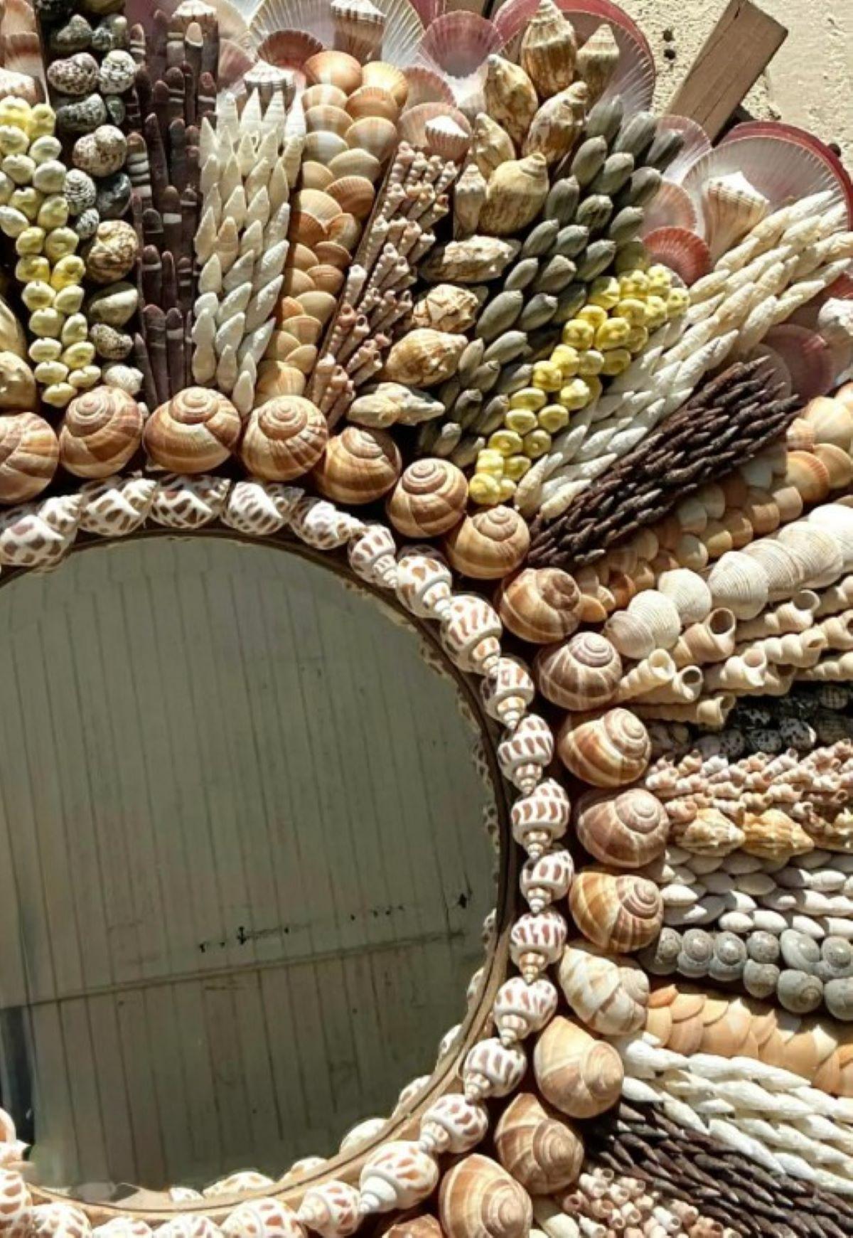 Espejo costero vintage con incrustaciones de conchas en Bueno estado para la venta en West Palm Beach, FL