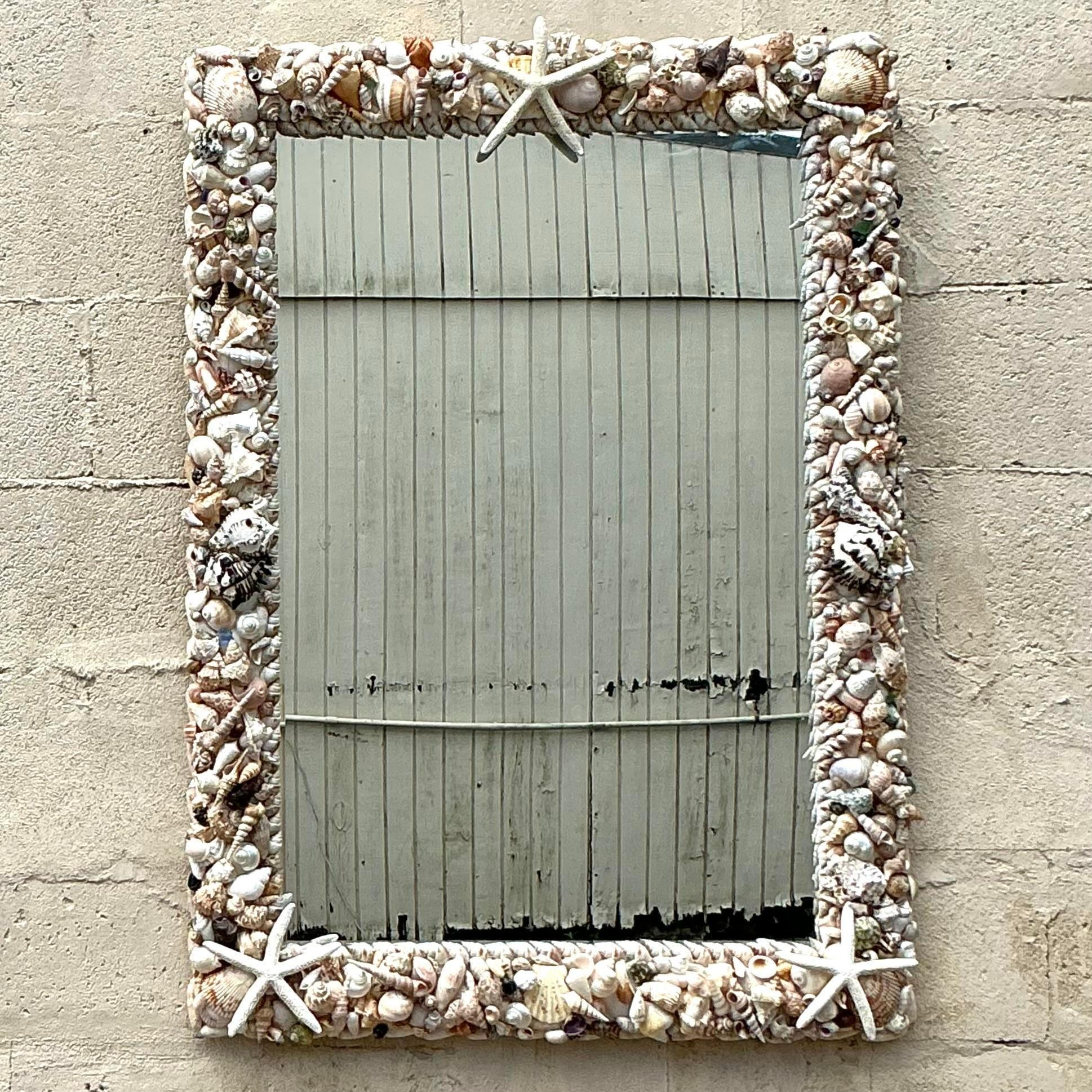 Coquillage Miroir vintage côtier incrusté de coquillages en vente