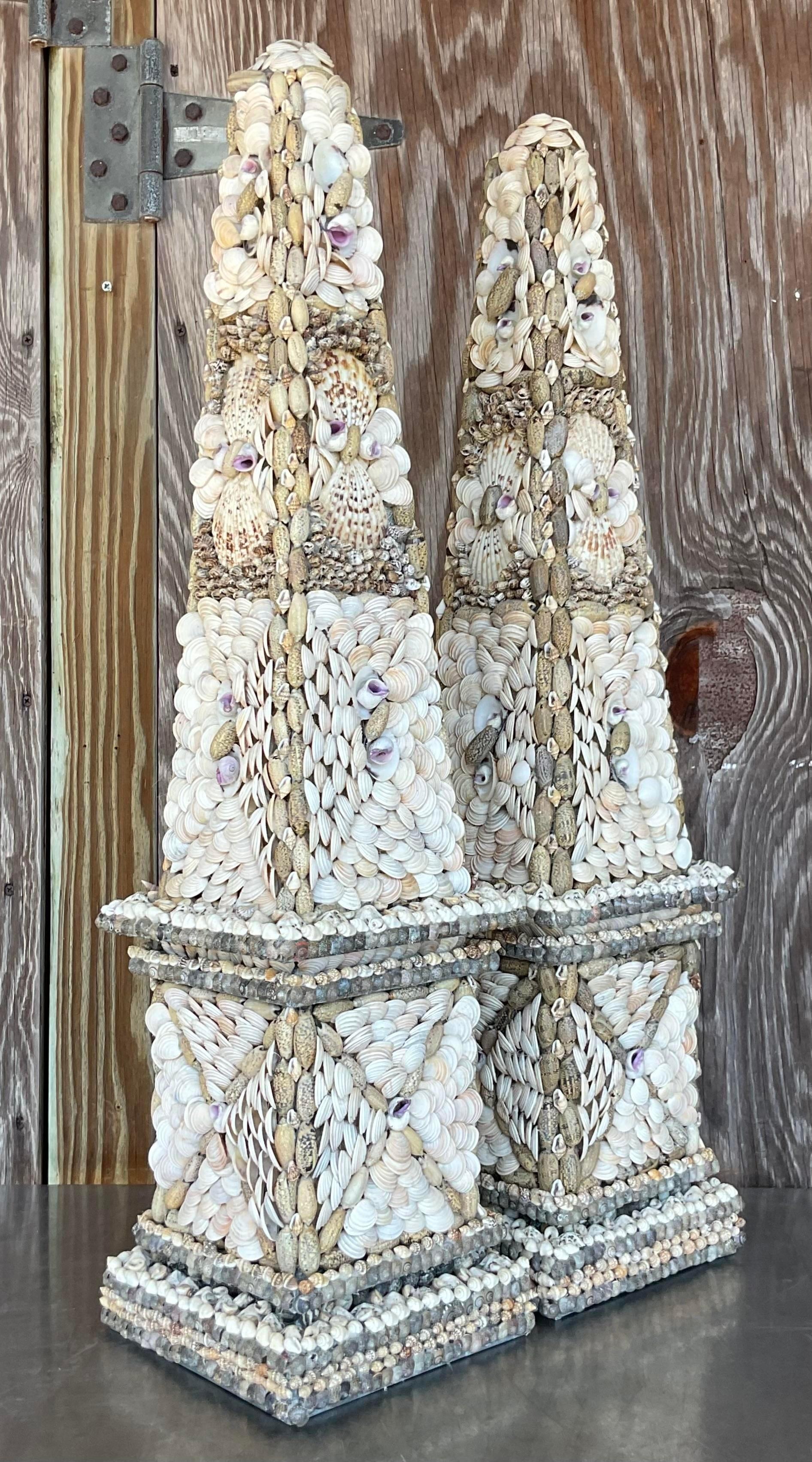 20ième siècle Obélisques côtiers incrustés de coquillages - une paire en vente