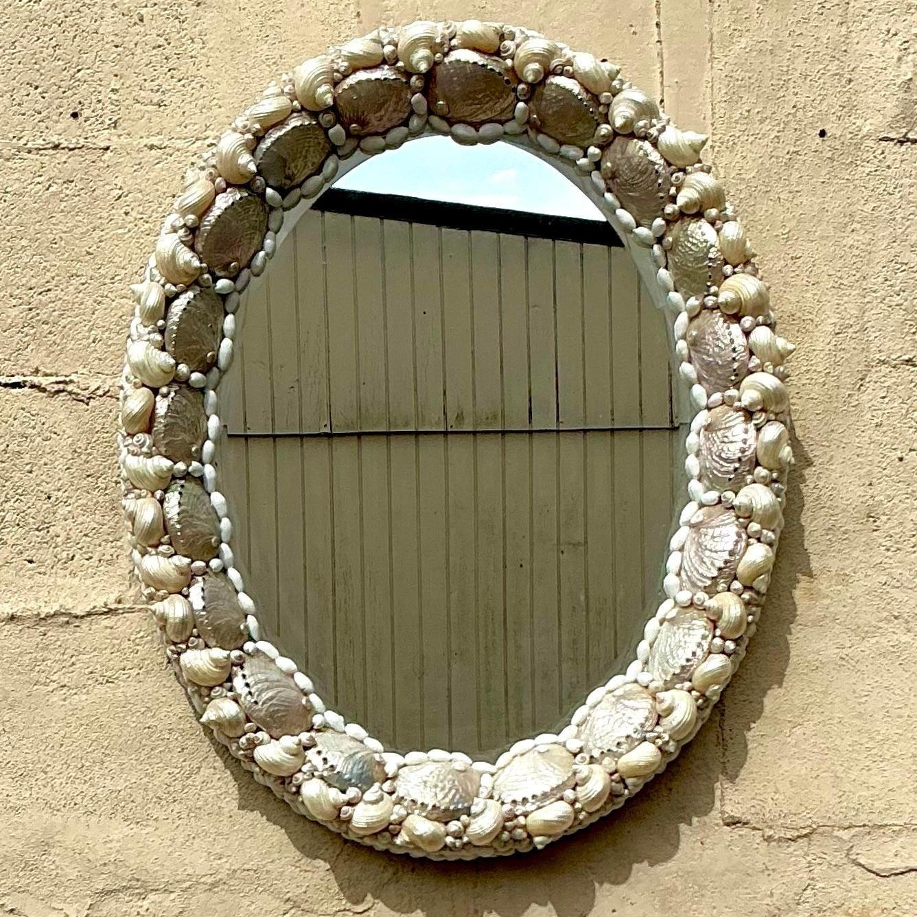 Espejo ovalado vintage con incrustaciones de conchas costeras Siglo XXI y contemporáneo en venta