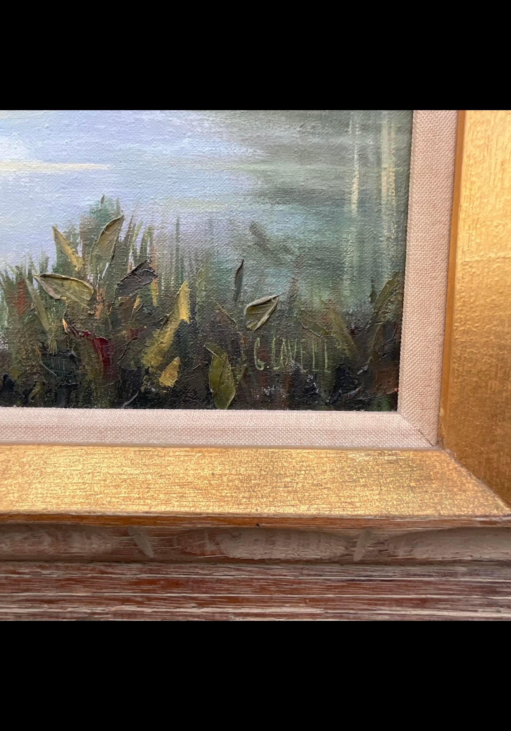 Une fantastique huile sur toile originale vintage. Une composition chic sur le littoral avec de beaux palmiers. Signé par l'artiste. Magnifique encadré dans un cadre sculpté à la main. Acquis d'une propriété de Palm Beach.