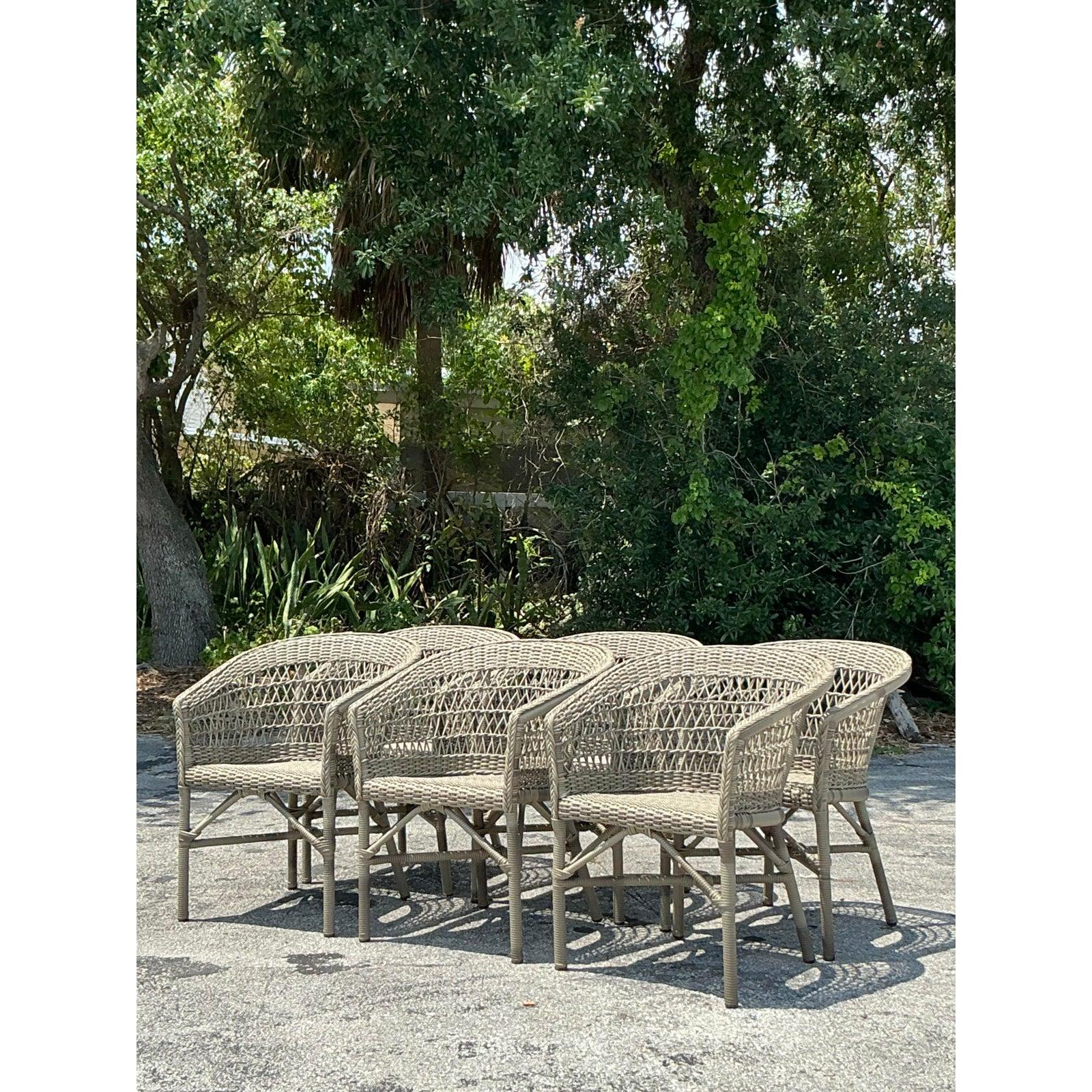 Aggiungi un fascino costiero e un'eleganza casual alla tua zona pranzo o al tuo patio con questo set di sei sedie da pranzo vintage di Sika Designs. Realizzate in rattan intrecciato, queste sedie sono caratterizzate da una silhouette con schienale a