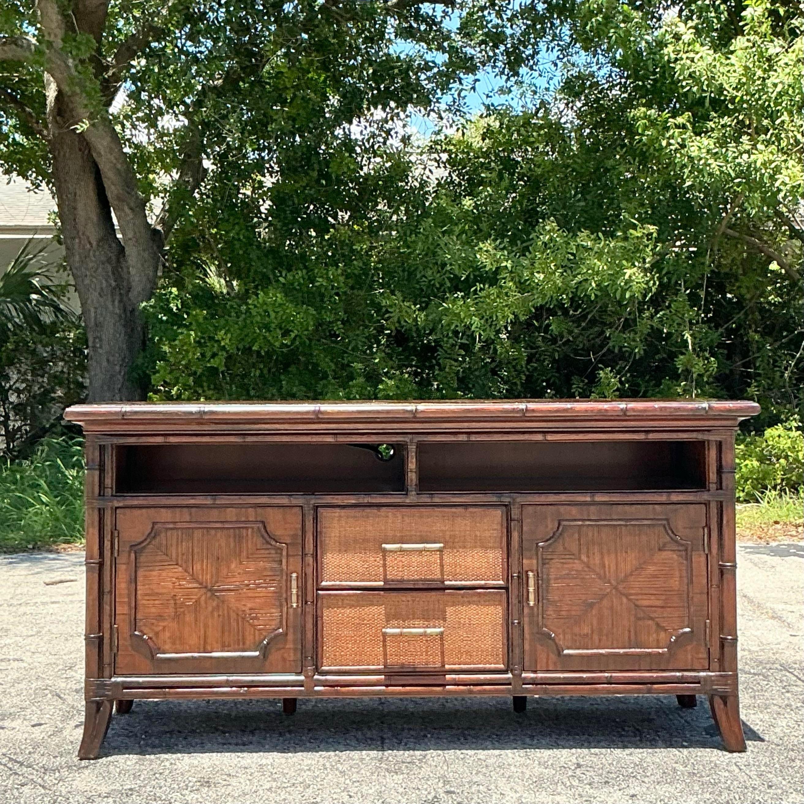 Rattan Credenza in rattan con inserti Sligh della Costa d'Epoca in vendita