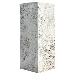 Pedestal costero vintage de piedra coquina tallada maciza