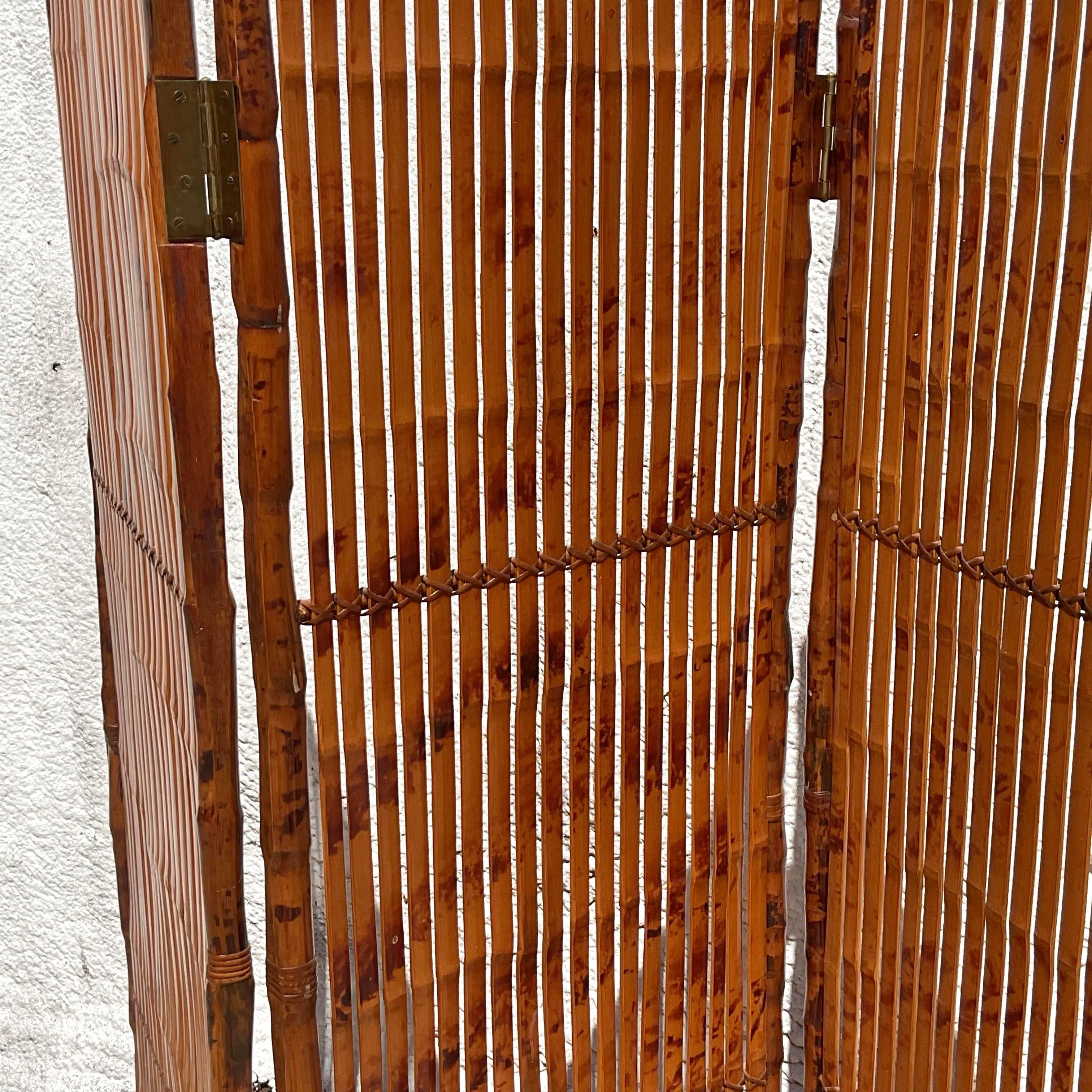 Infuse your space with seaside charm using this Vintage Coastal Split Bamboo Folding Screen. Its lightweight design and natural materials offer both style and functionality