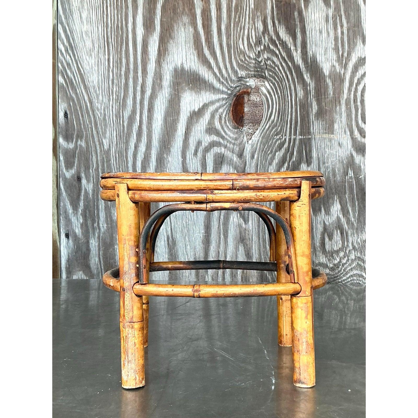 Eleva tu espacio -literal y estilísticamente- con esta encantadora contrahuella vintage de bambú partido. Elaborado con una sensibilidad costera clásica, este pequeño taburete o soporte para plantas desprende encanto orgánico con sus cálidos tonos