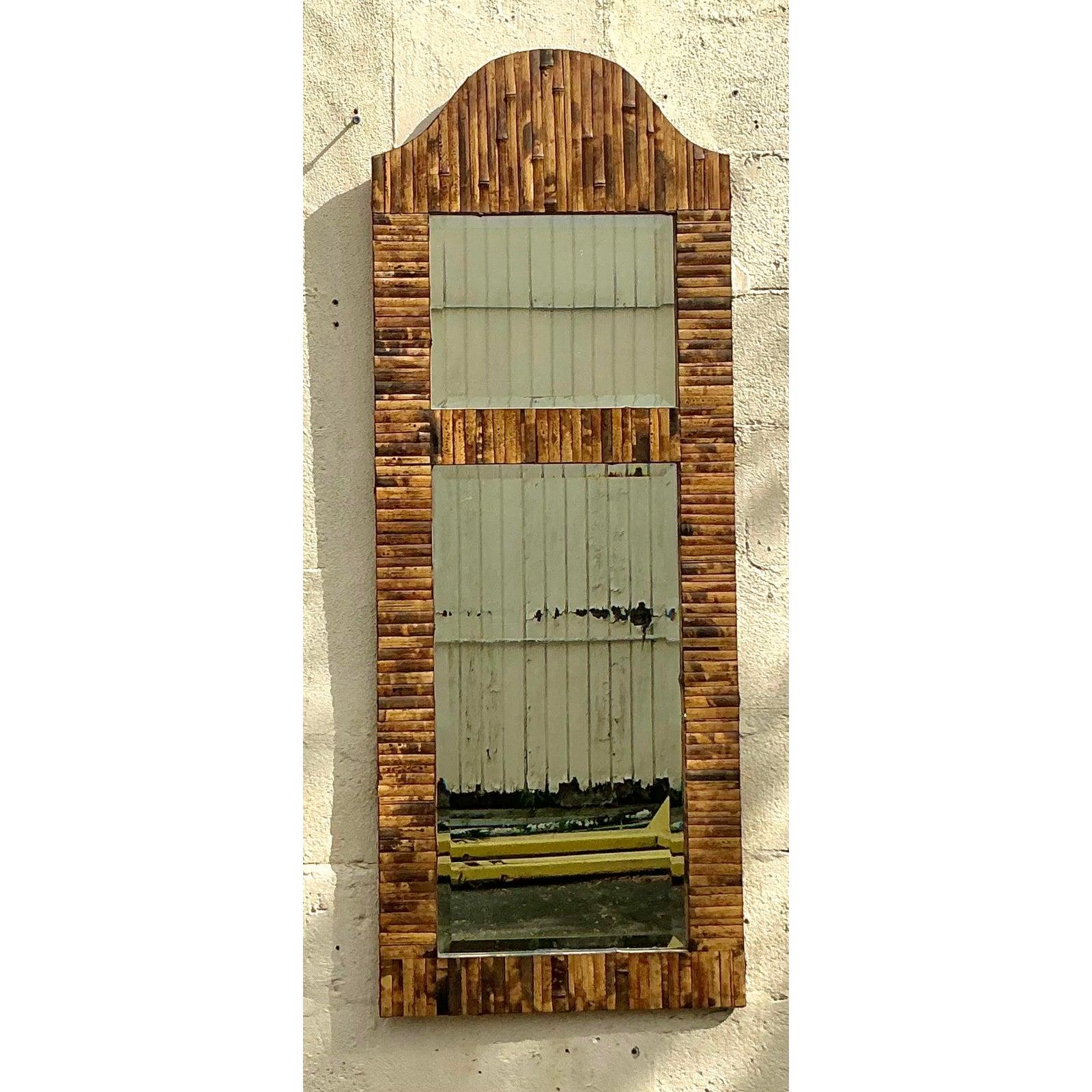 Américain Vieux miroir côtier arqué en rotin fendu en vente